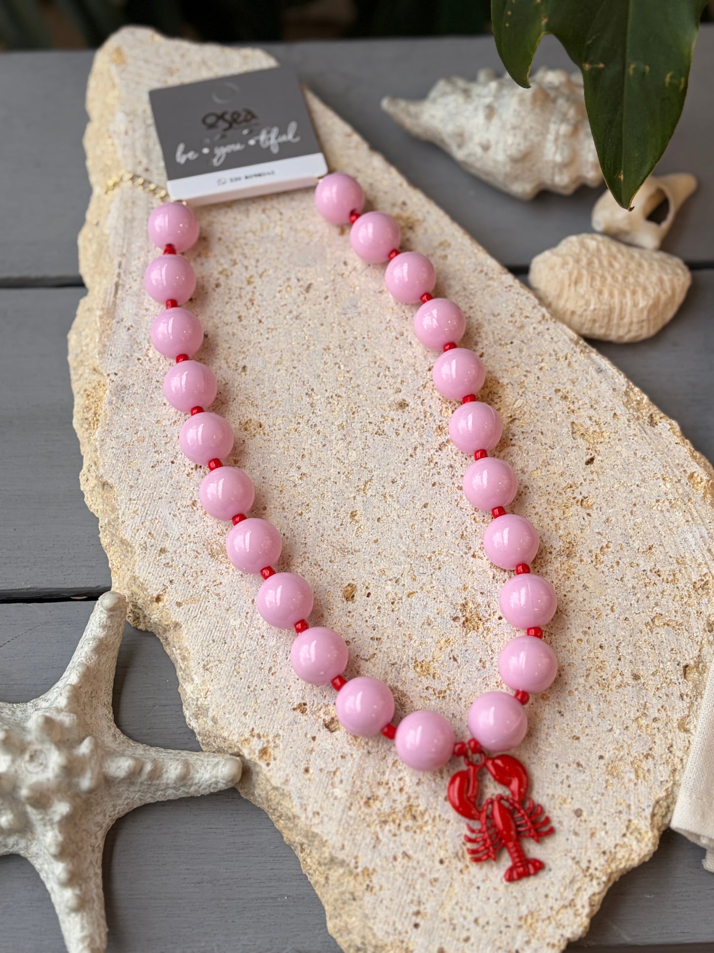 Collar bolas rosadas dije langosta roja esmaltada