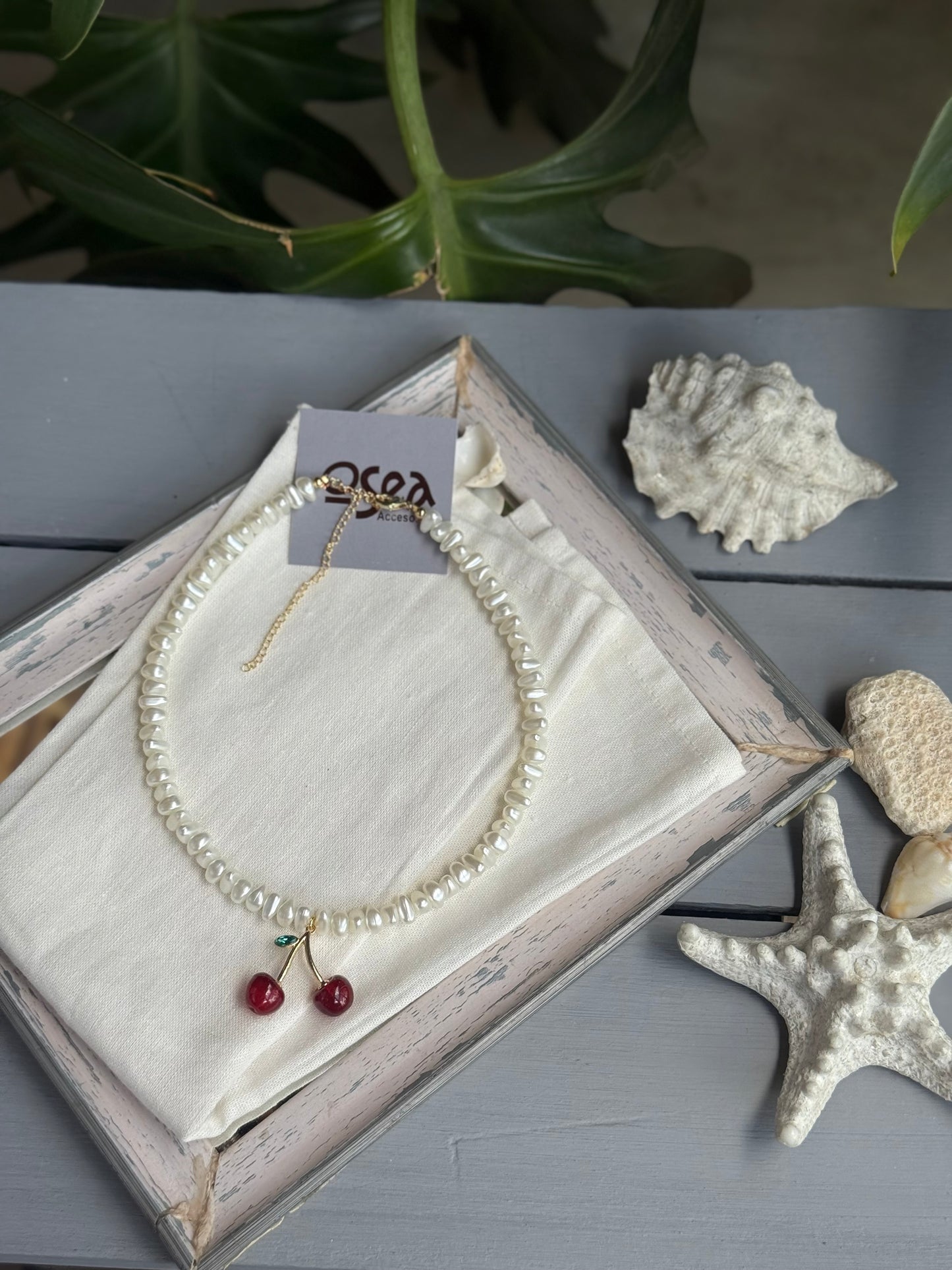 Choker perlas irregulares dije cerezas