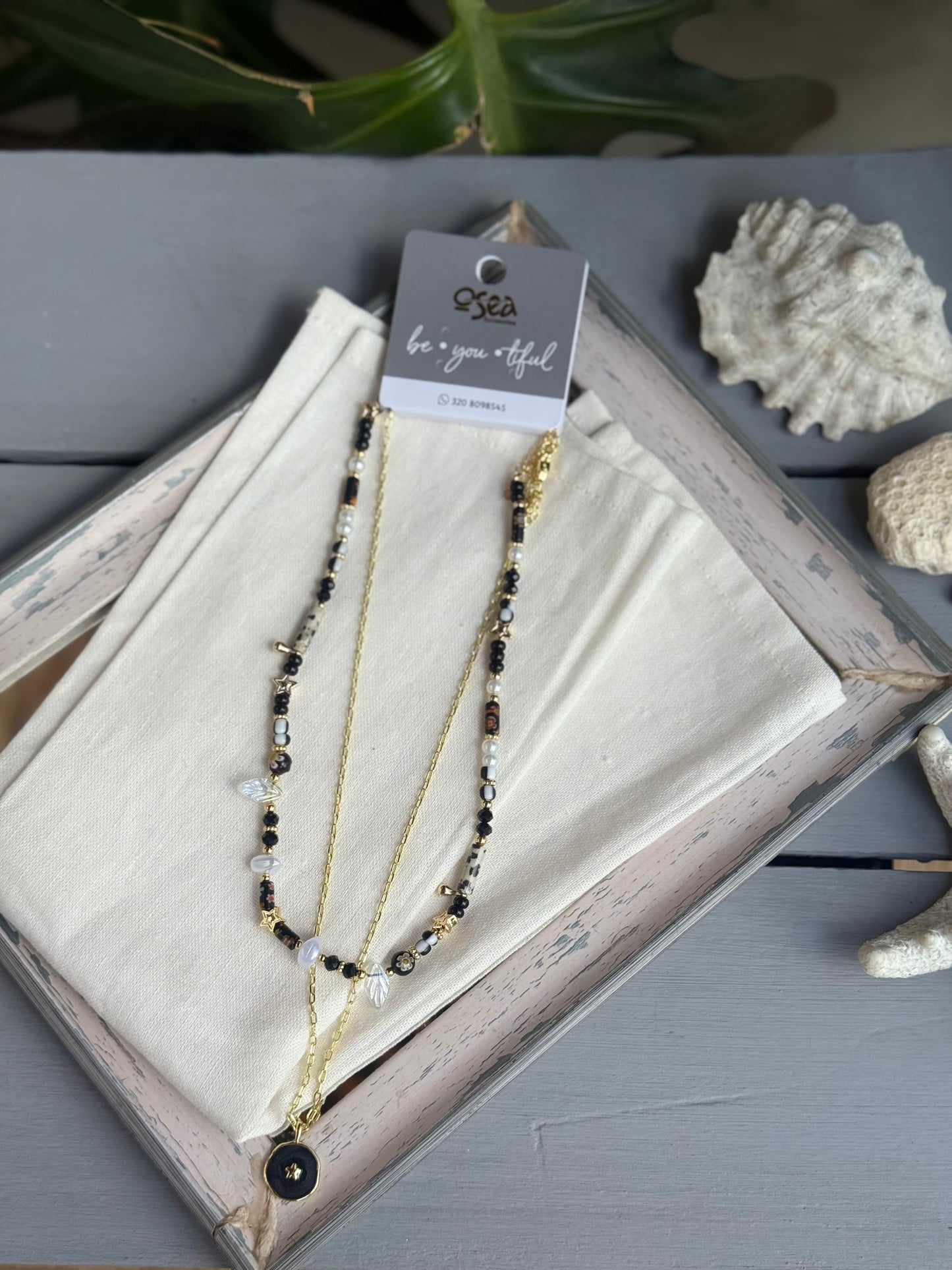 Collar doble dorado y negro