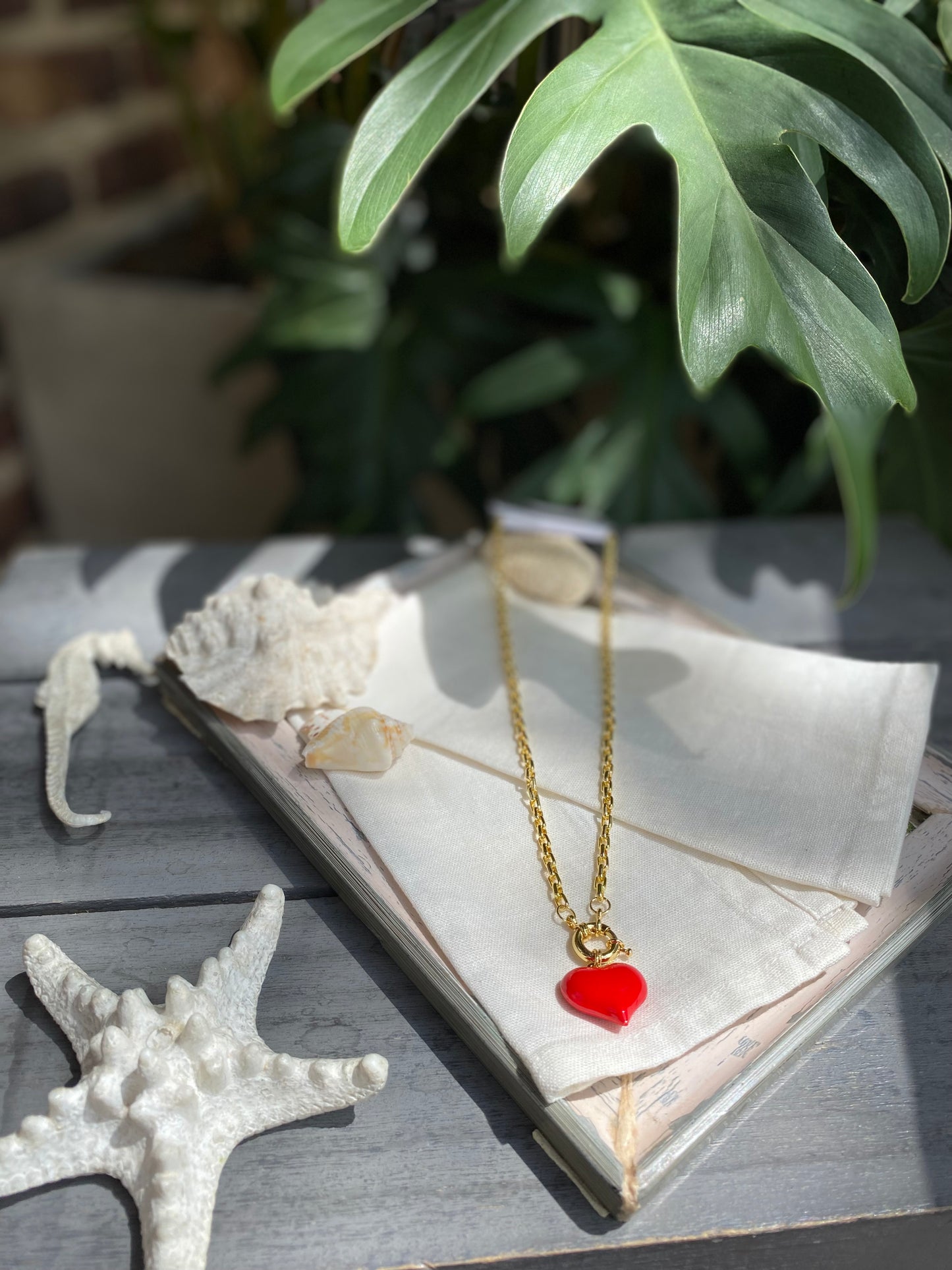 Cadena rodinada con broche náutico y dije de corazón