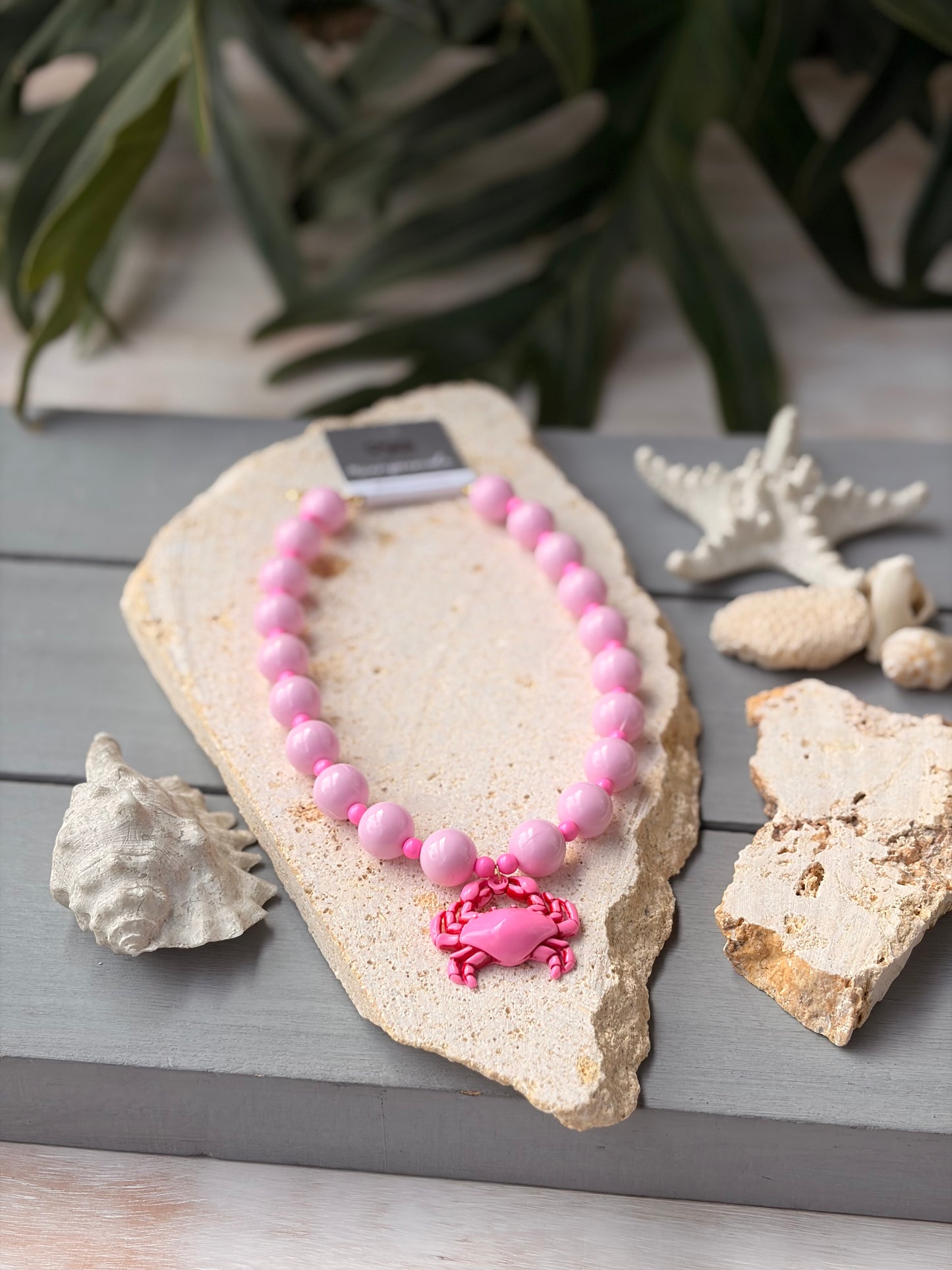 Collar bolas rosadas dije cangrejo