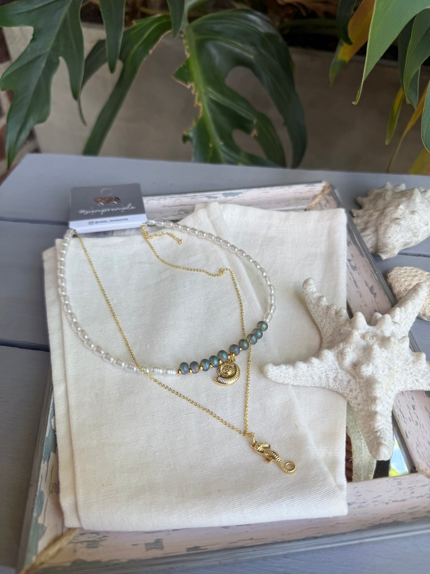 Collar doble perlas y dijes de mar