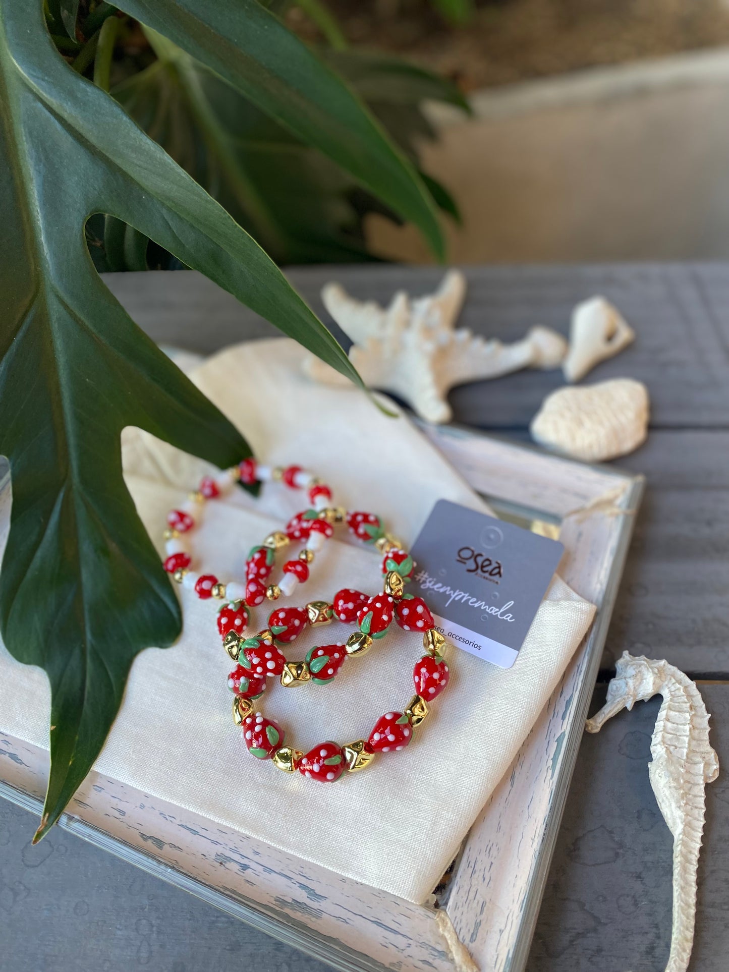 Pulsera resortada de fresas