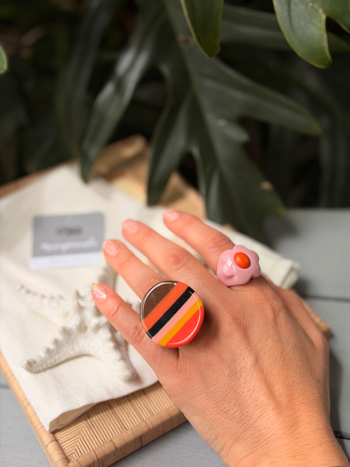 Anillo flor en resina con centro