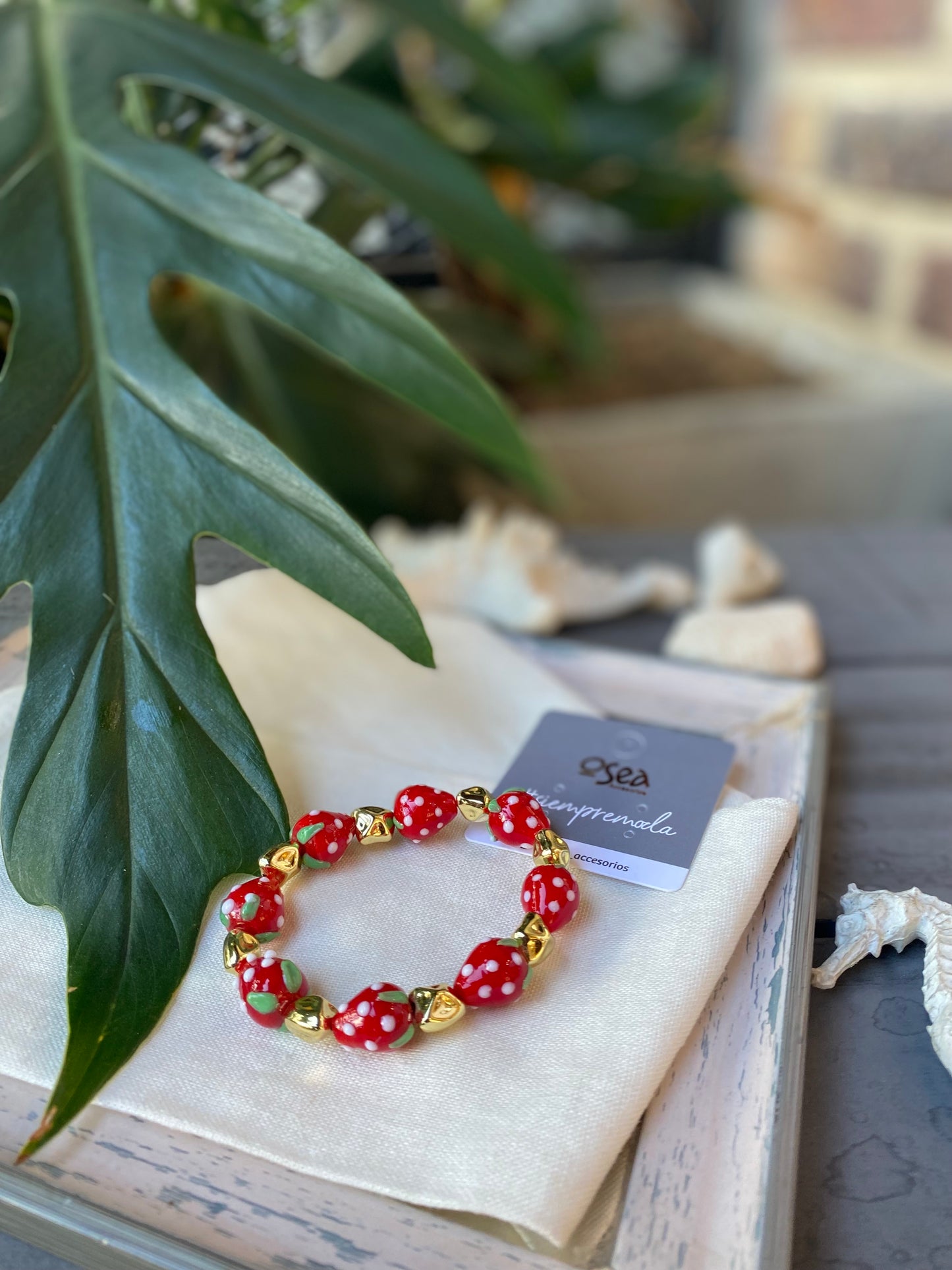 Pulsera resortada de fresas