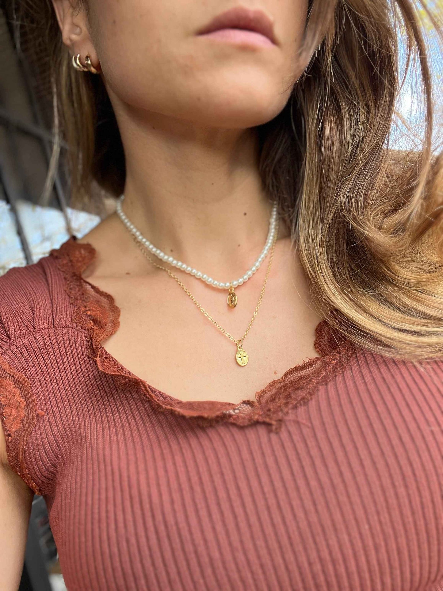 Collar doble en perlas y cadena con dije religioso