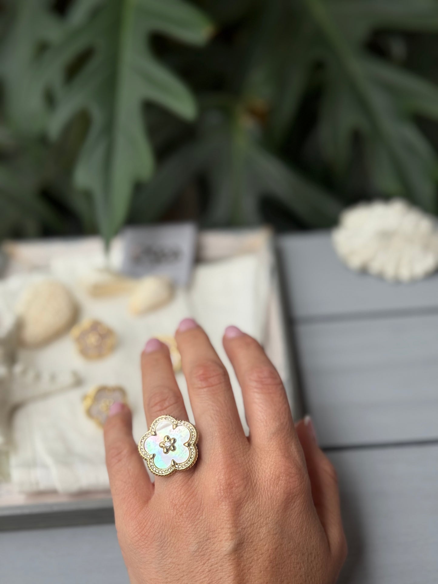 Anillo rodinado flor nácar ajustable