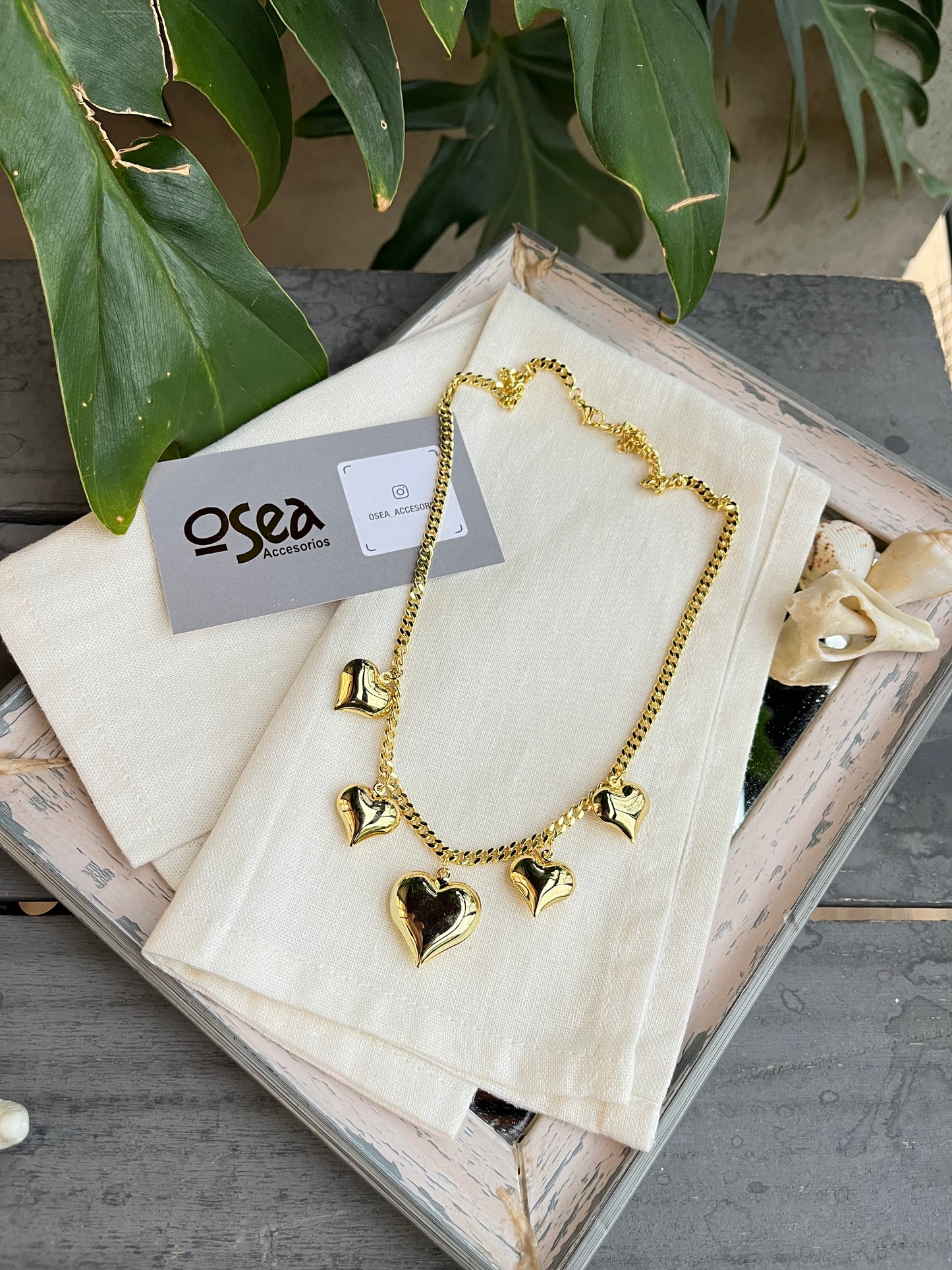 Cadena rodinada con dijes de corazón