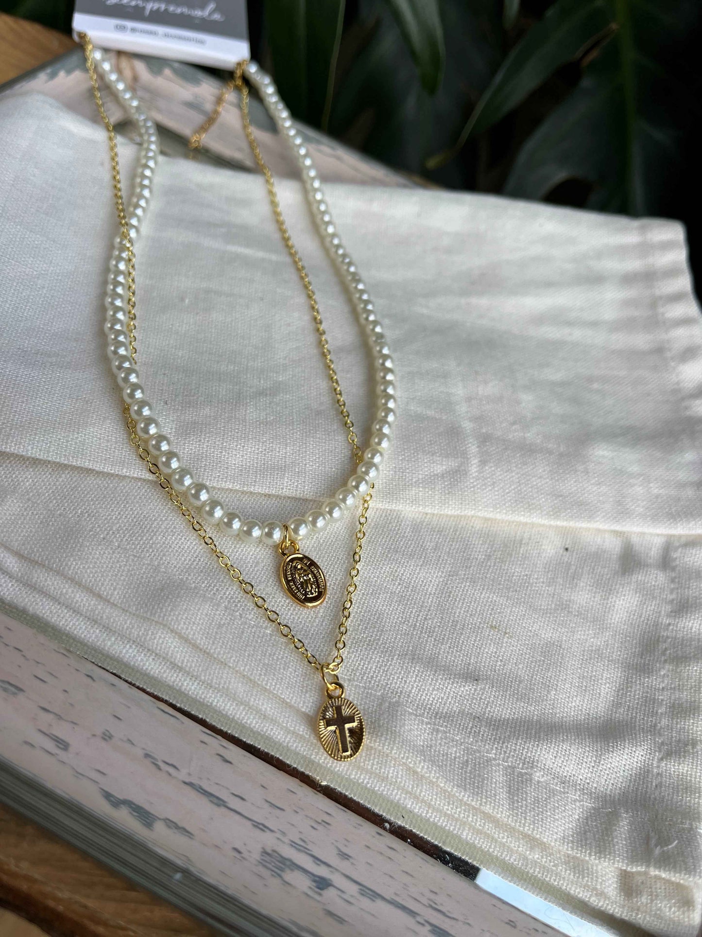 Collar doble en perlas y cadena con dije religioso