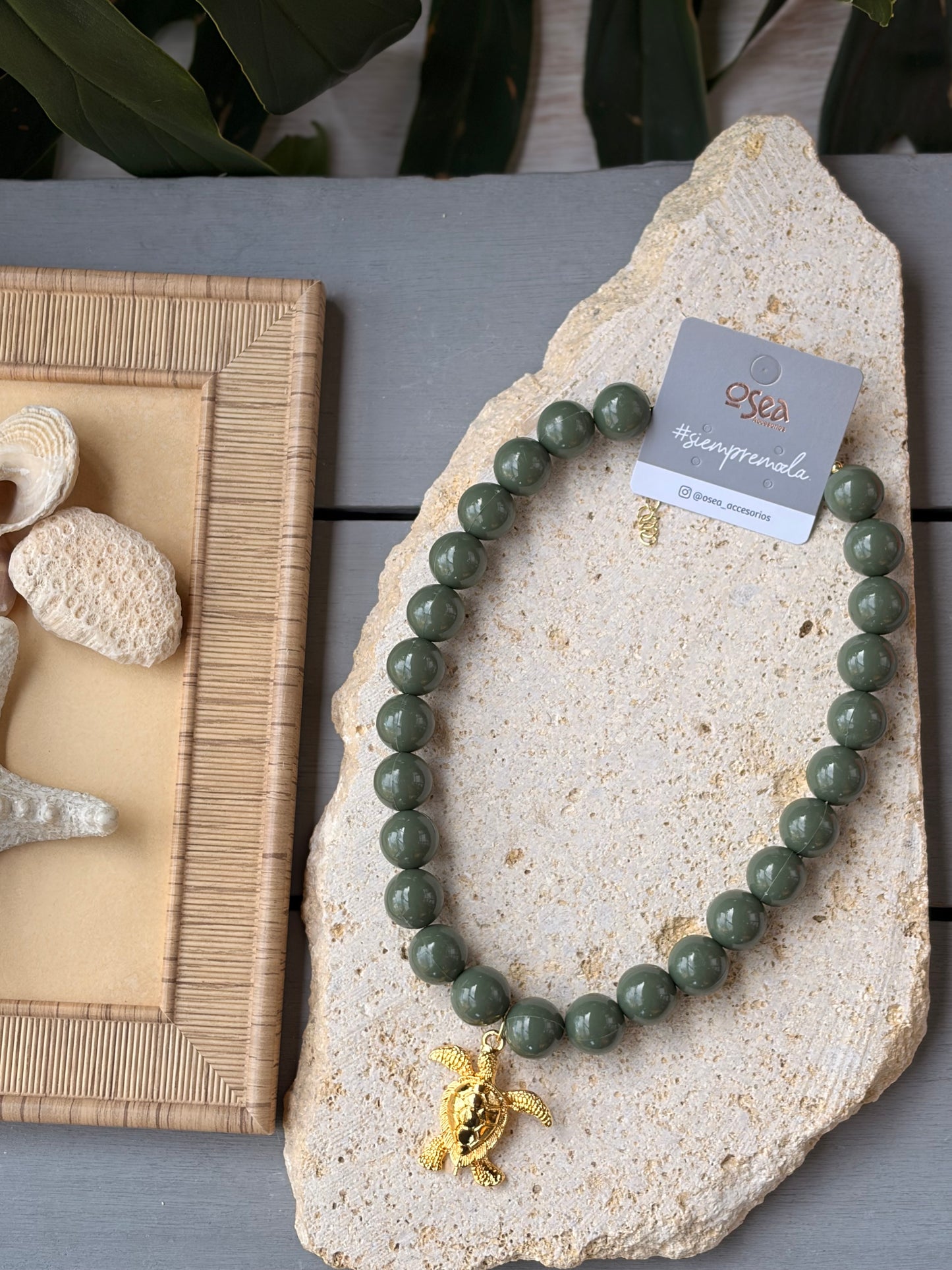 Collar bolas verde dije tortuga de mar 24k