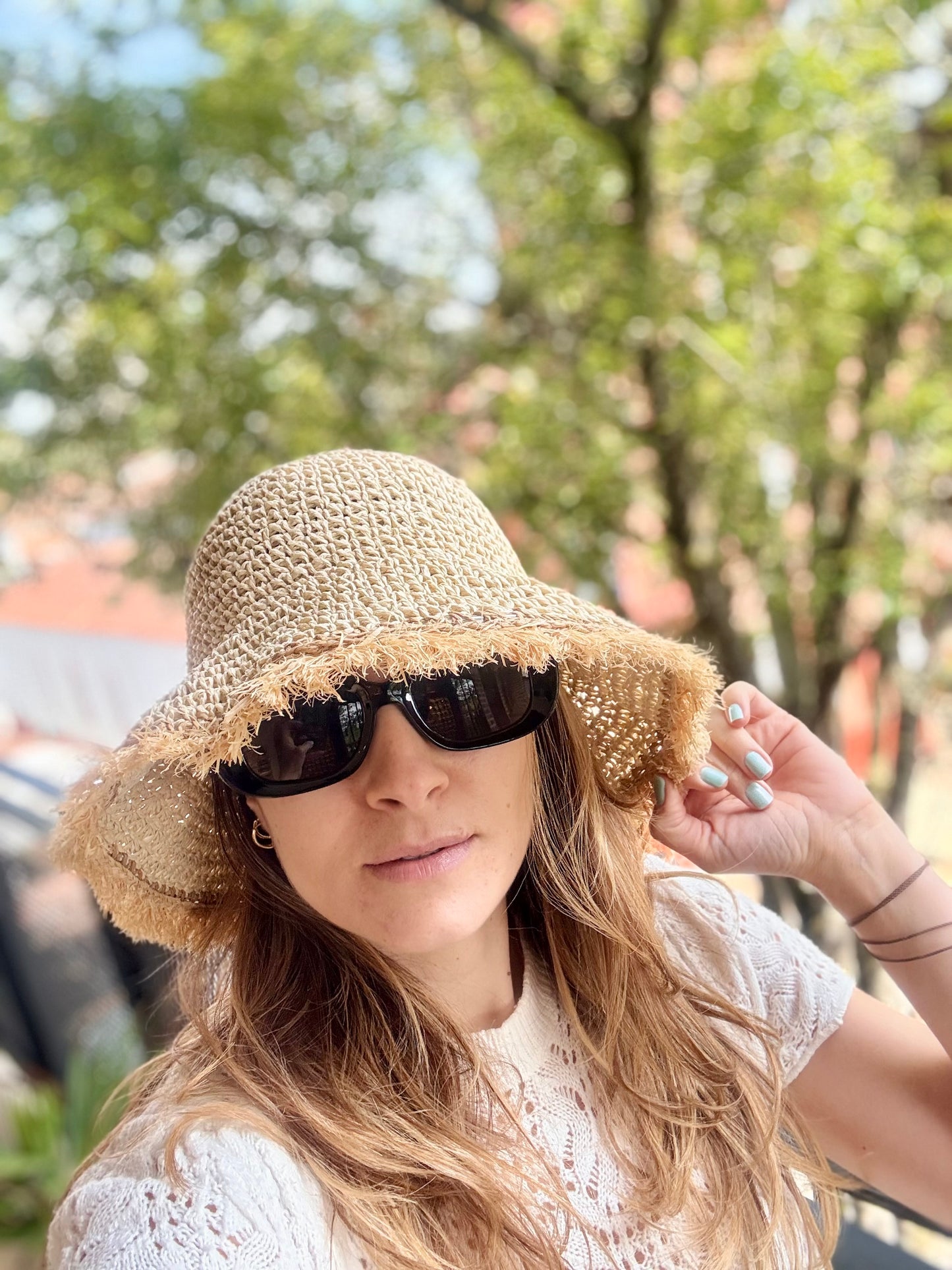 Bucket hat en fique con bordo en flecos