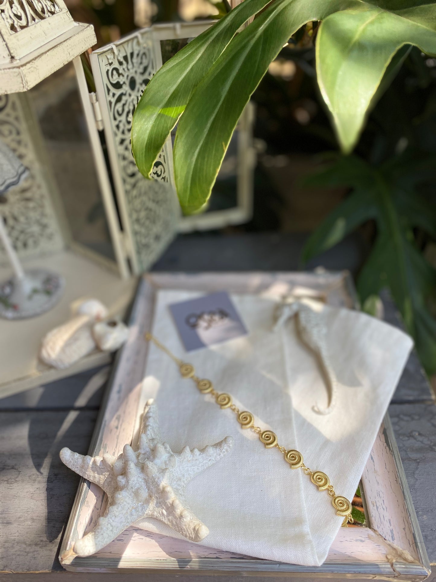 Pulsera rodinada con dijes de mar