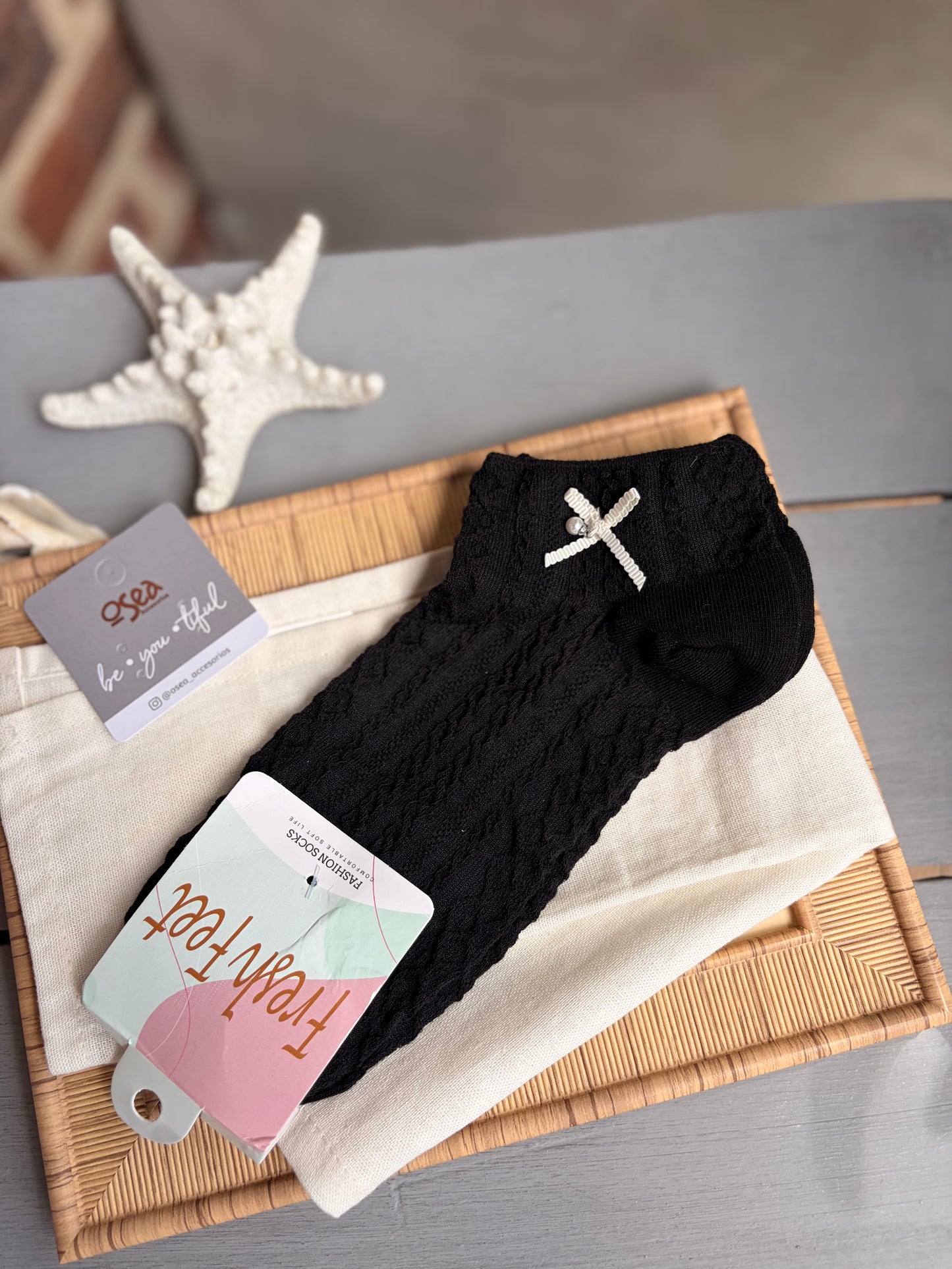 Medias cortas tejidas con mini moño