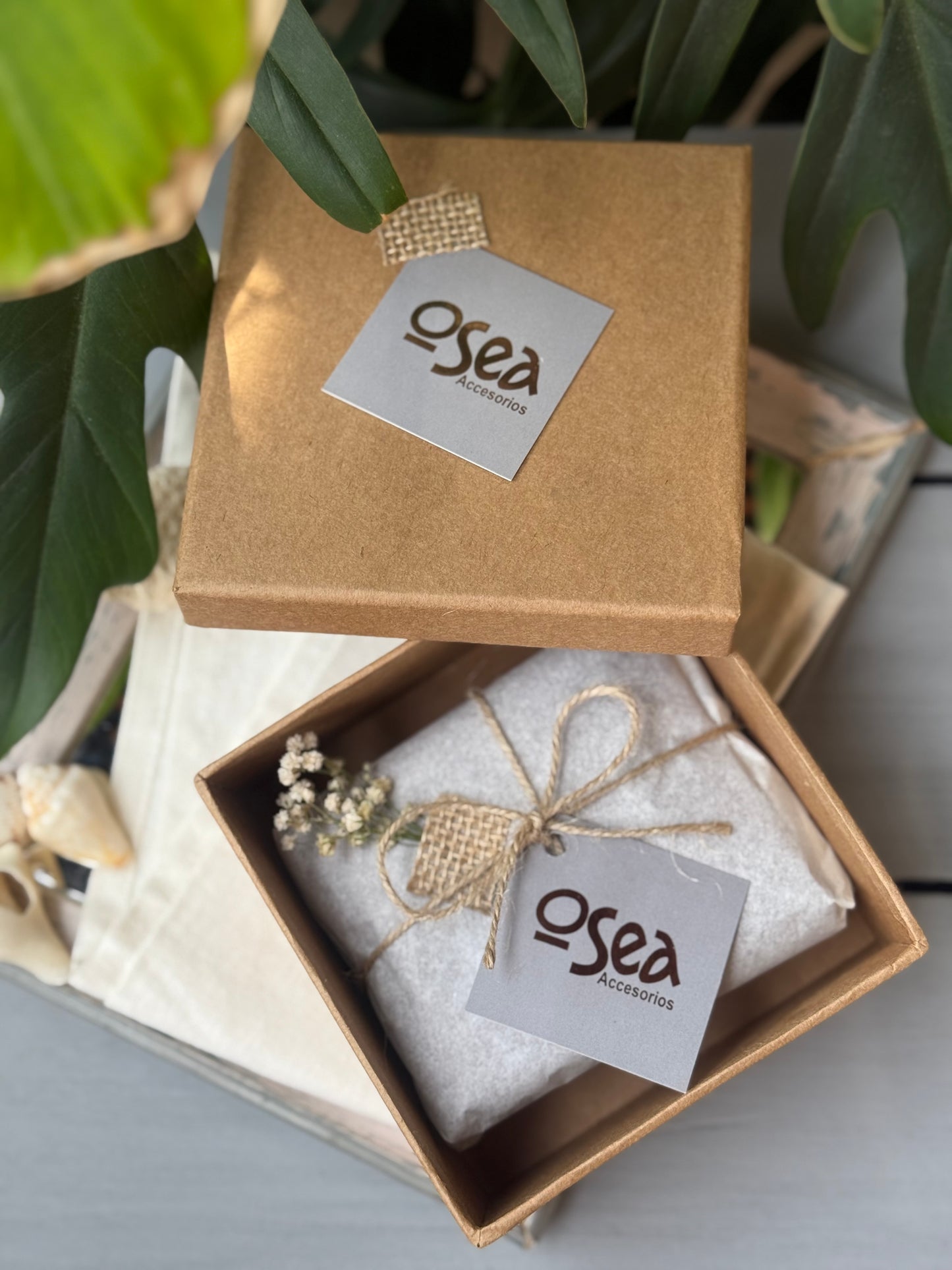 Set dúo corazones plateados + aretes diseño con baño de oro