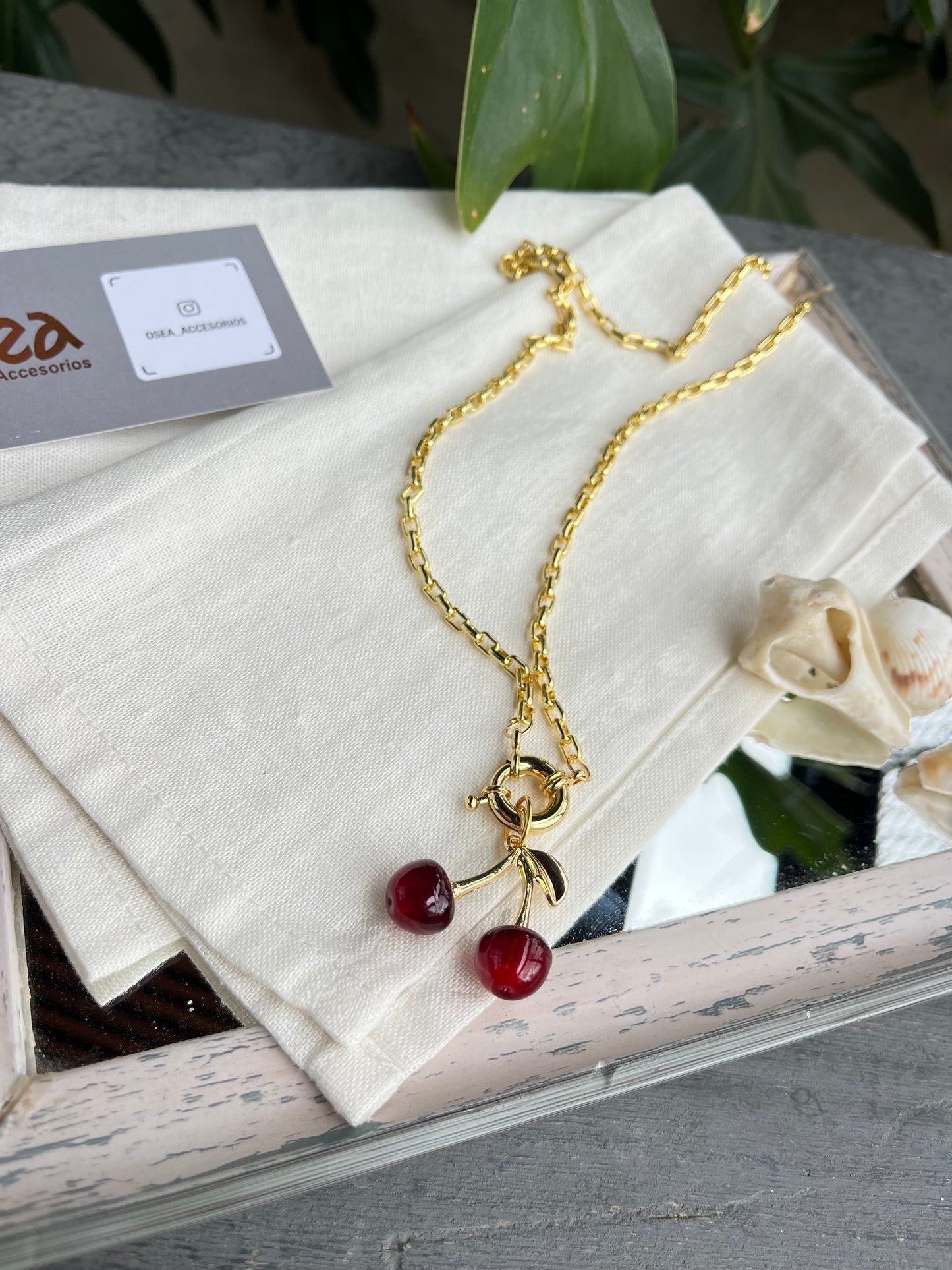 Cadena rodinada con dije de cereza mediano