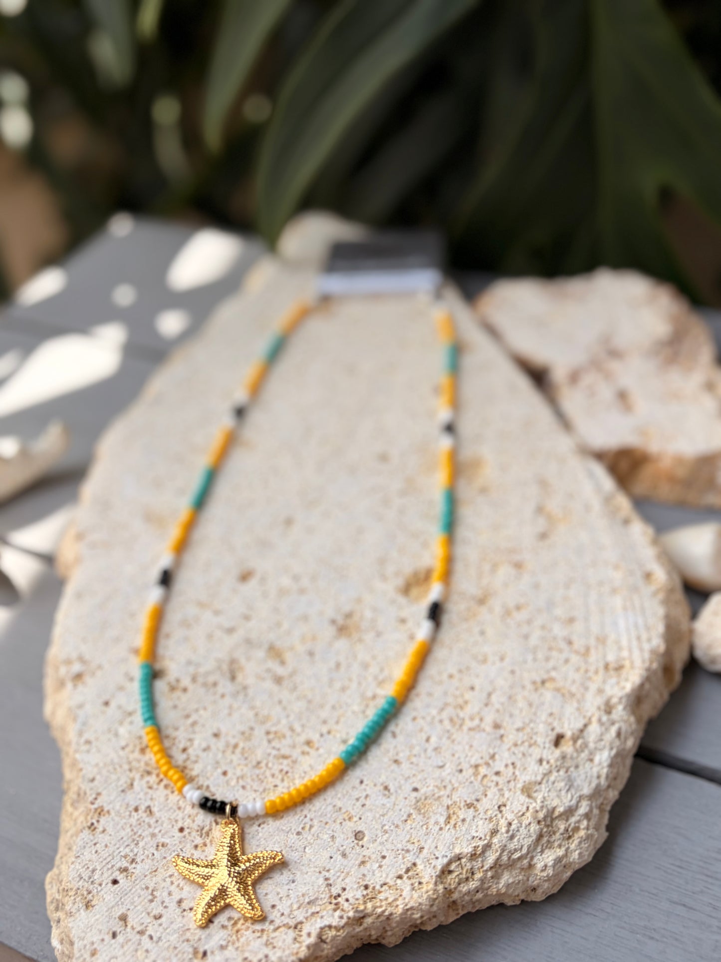Collar mostacilla dije playero con baño en oro 24k