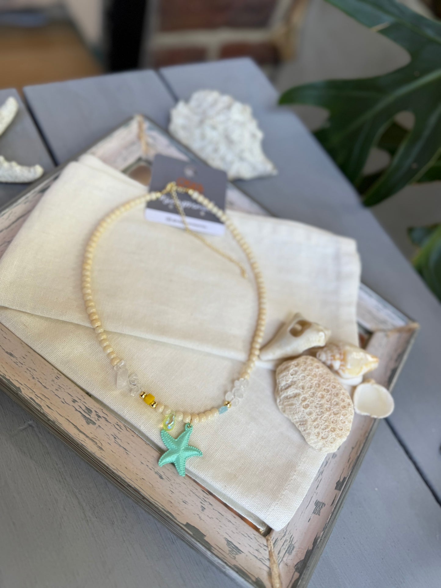 Collar piedras beige y dije estrella de mar