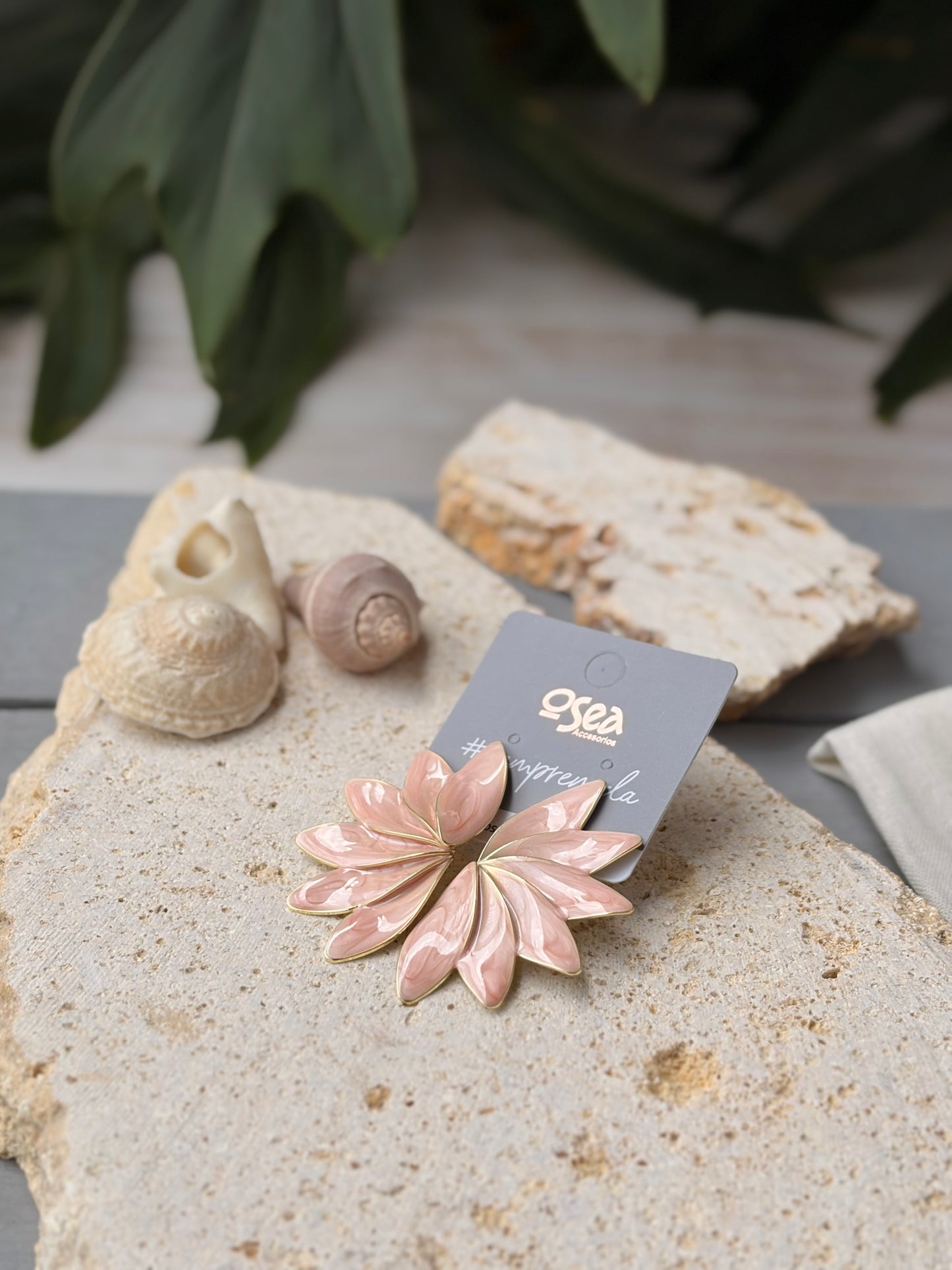 Aretes media flor esmaltados rodinados