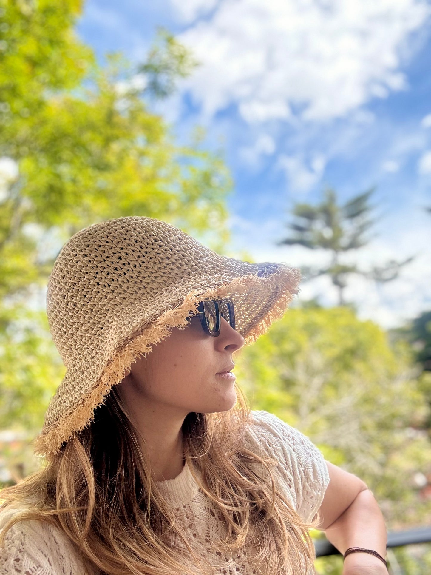 Bucket hat en fique con bordo en flecos