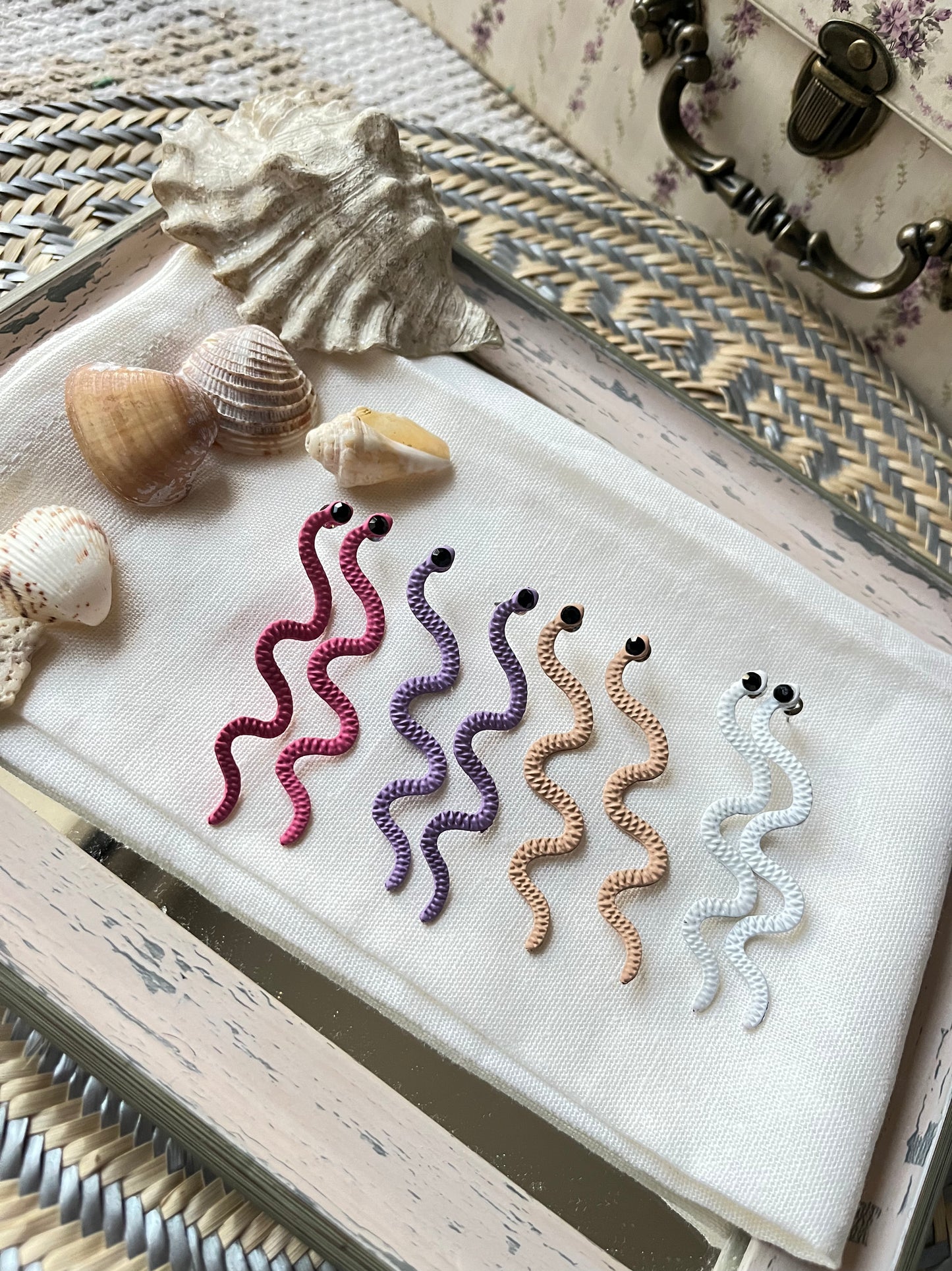 Arete de serpiente en colores