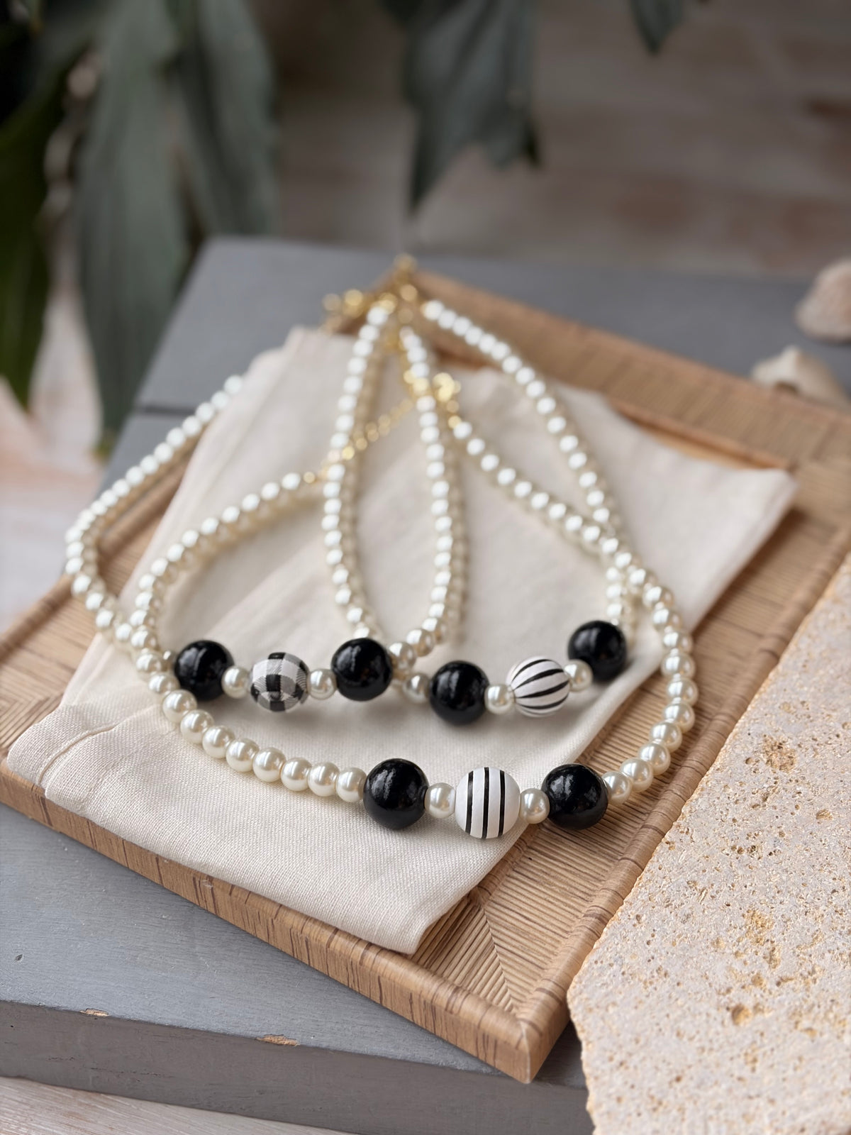 Collar perlas dijes bolas blanco y negro