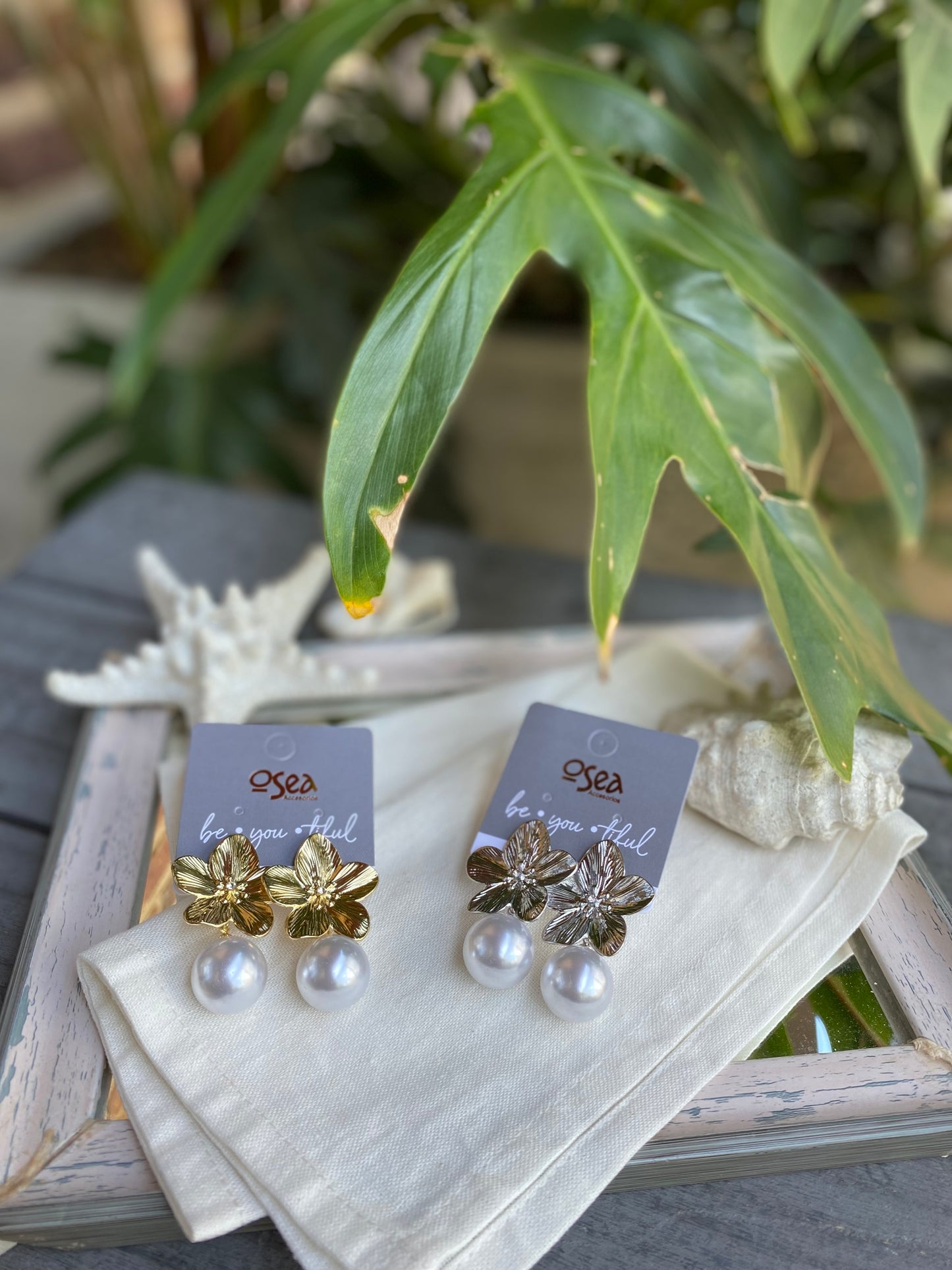 Aretes en topos de flor con perla