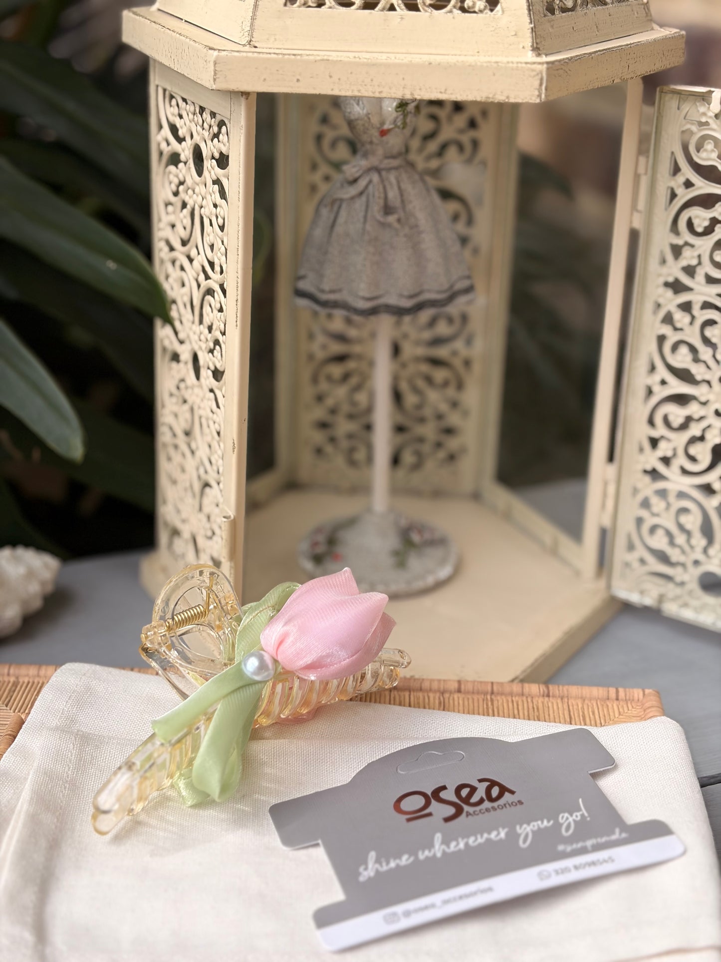 Caimán con tulipanes