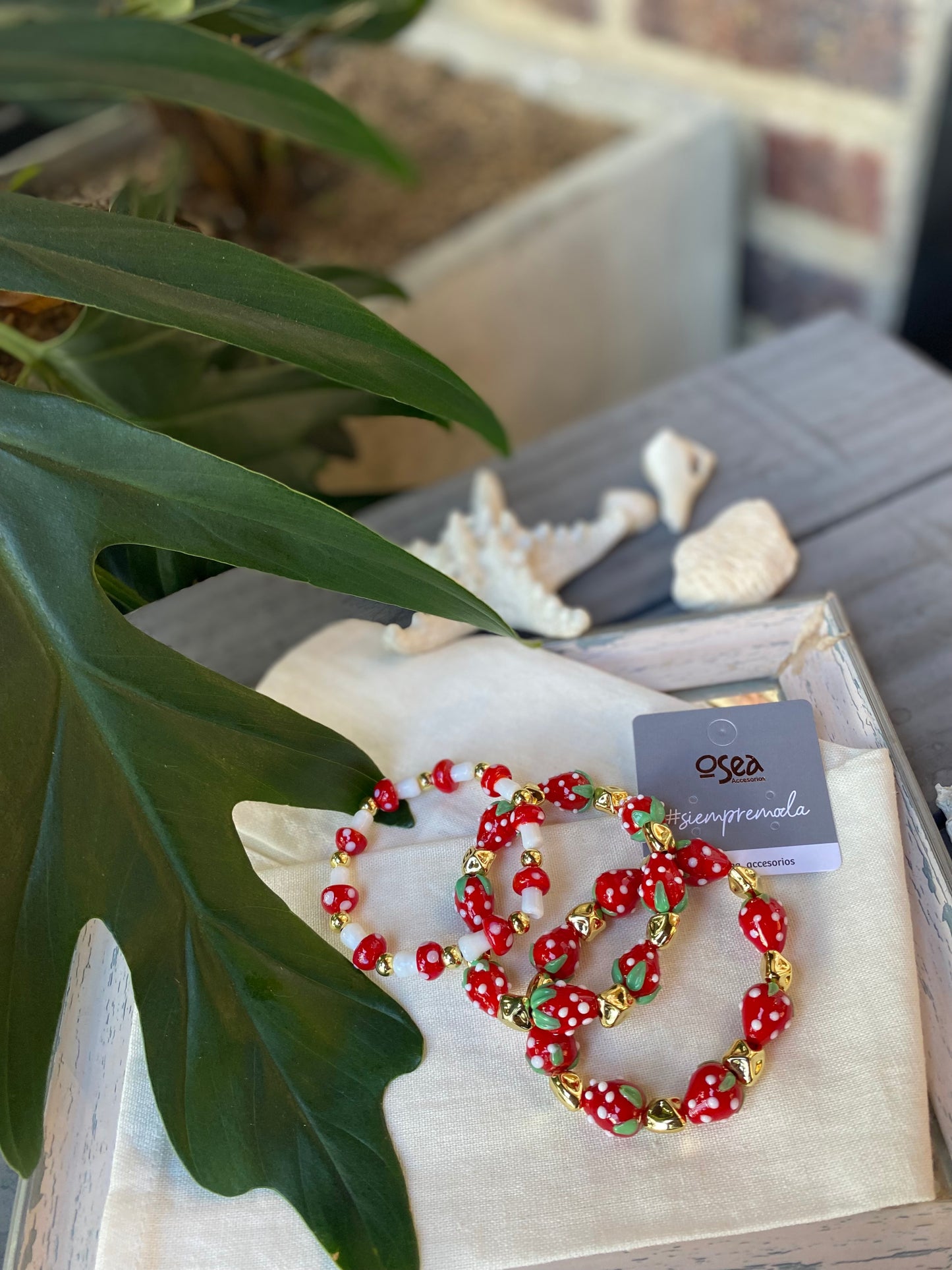 Pulsera resortada de fresas
