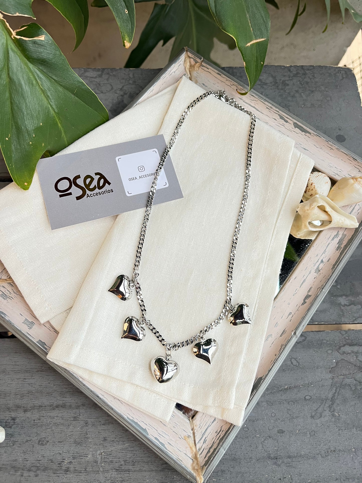 Cadena rodinada con dijes de corazón