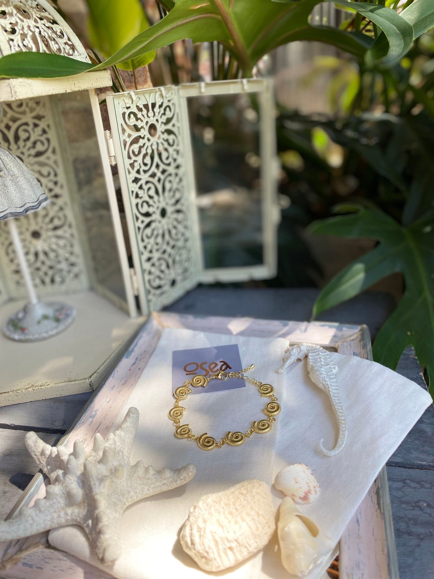 Pulsera rodinada con dijes de mar