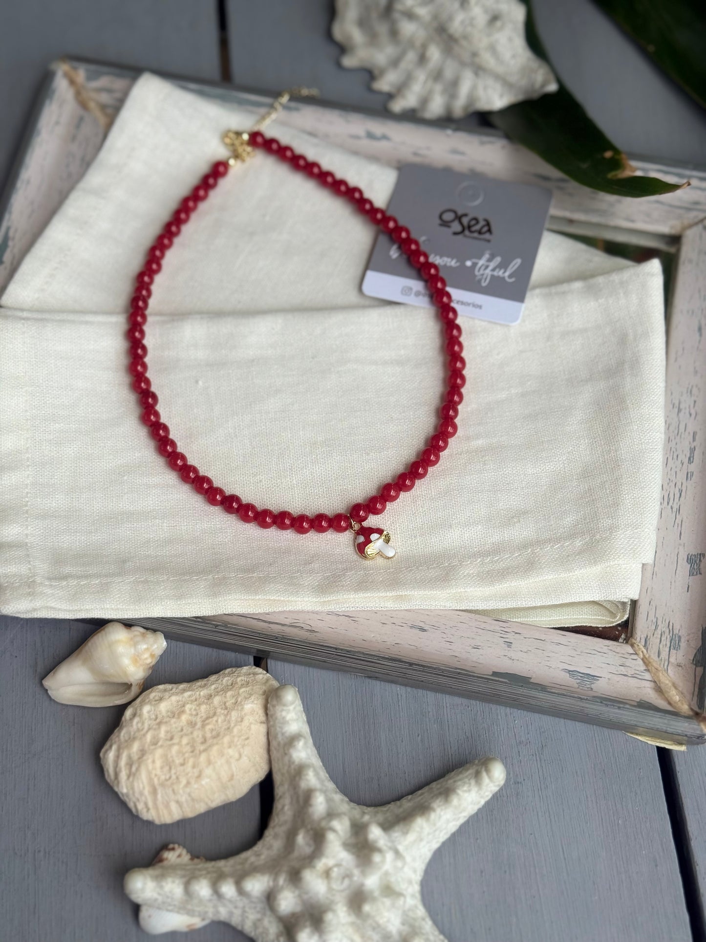 Collar corto perlas rojas dije hongo rodinado