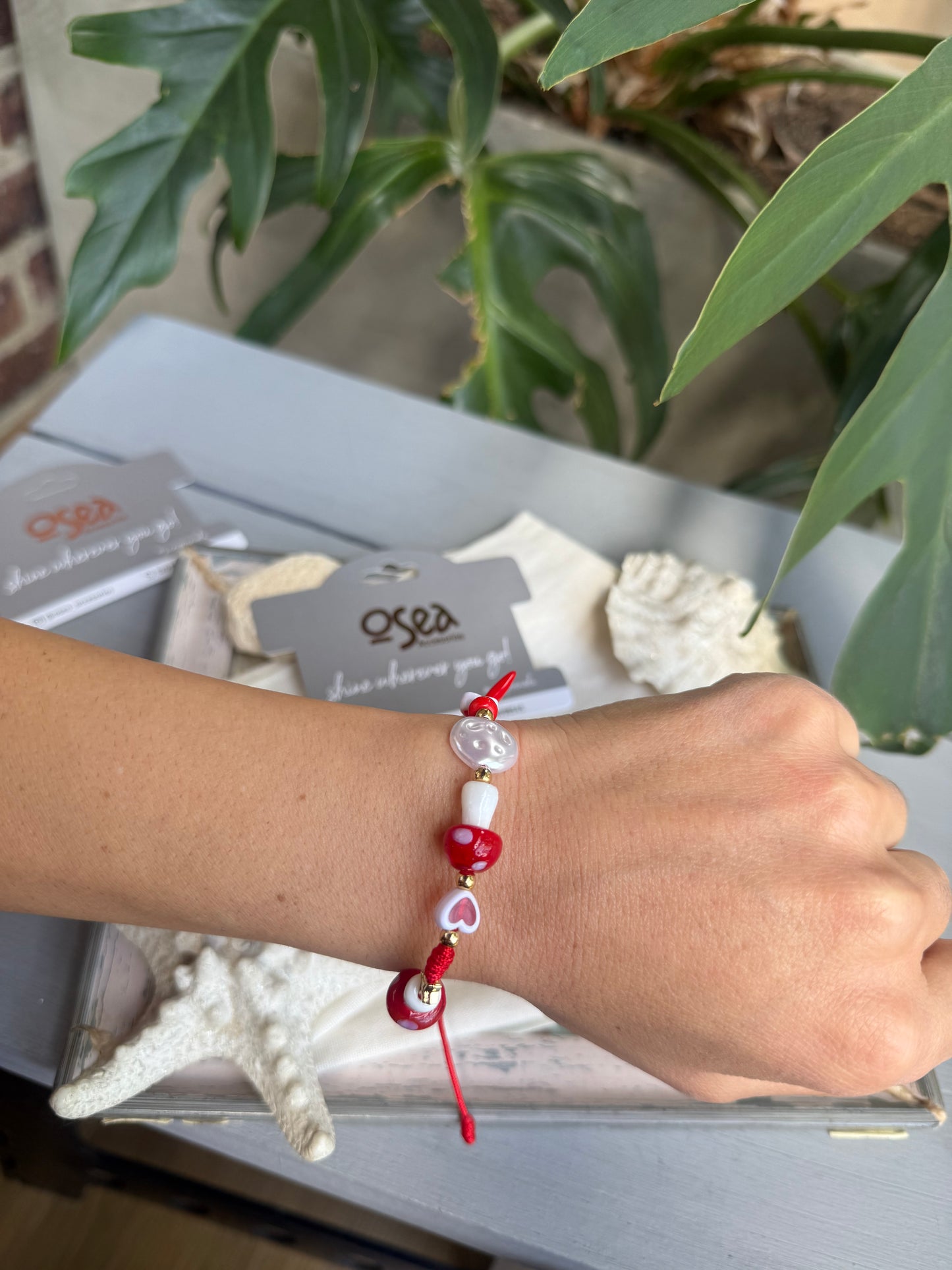 Pulsera en hilo hongos y corazones