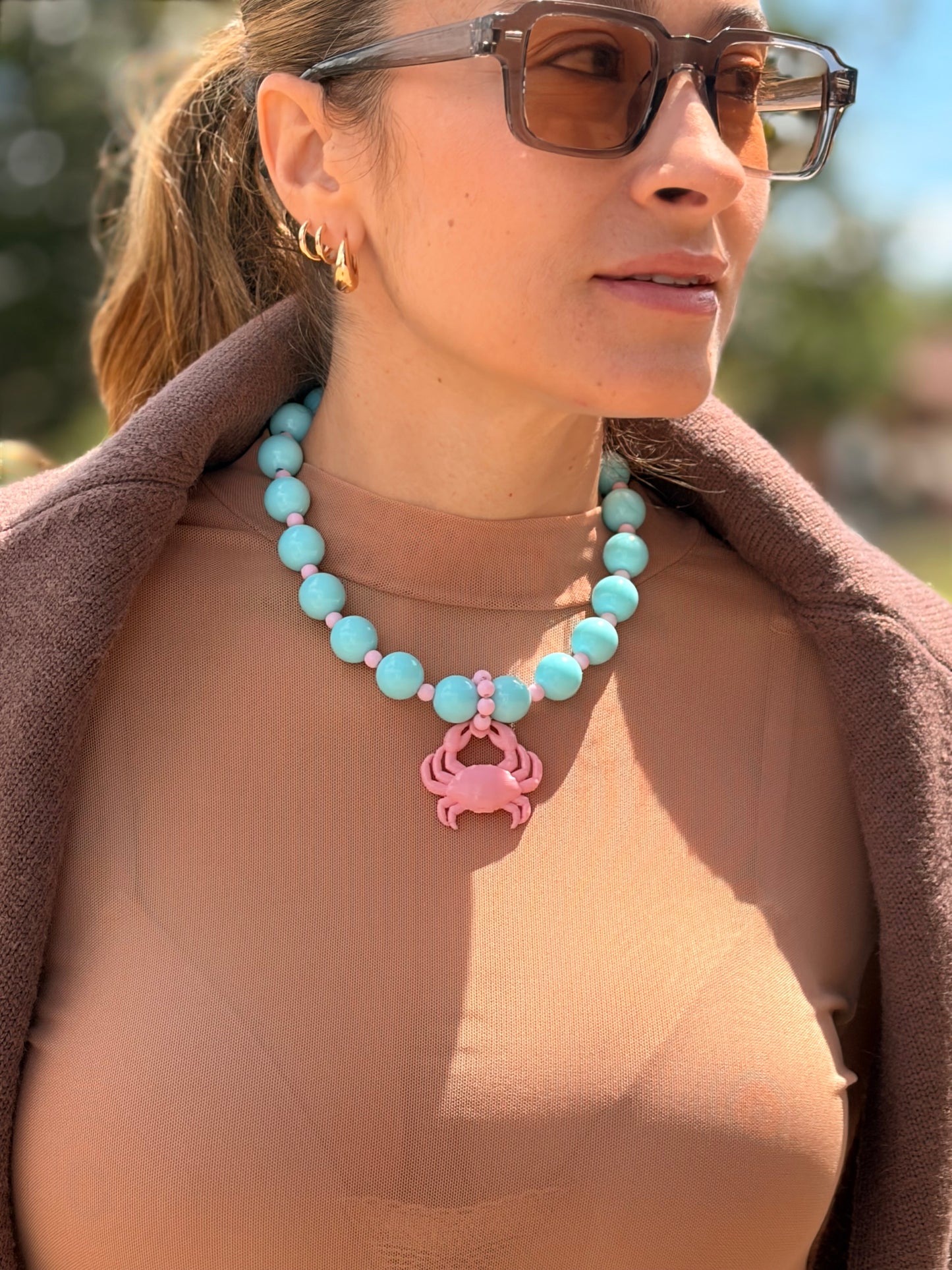 Collar bolas azul cielo dije cangrejo rosado