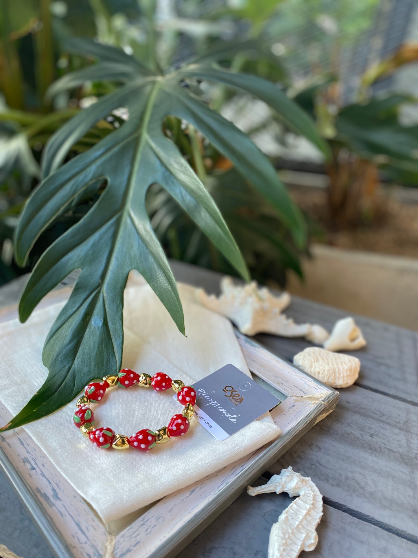Pulsera resortada de fresas