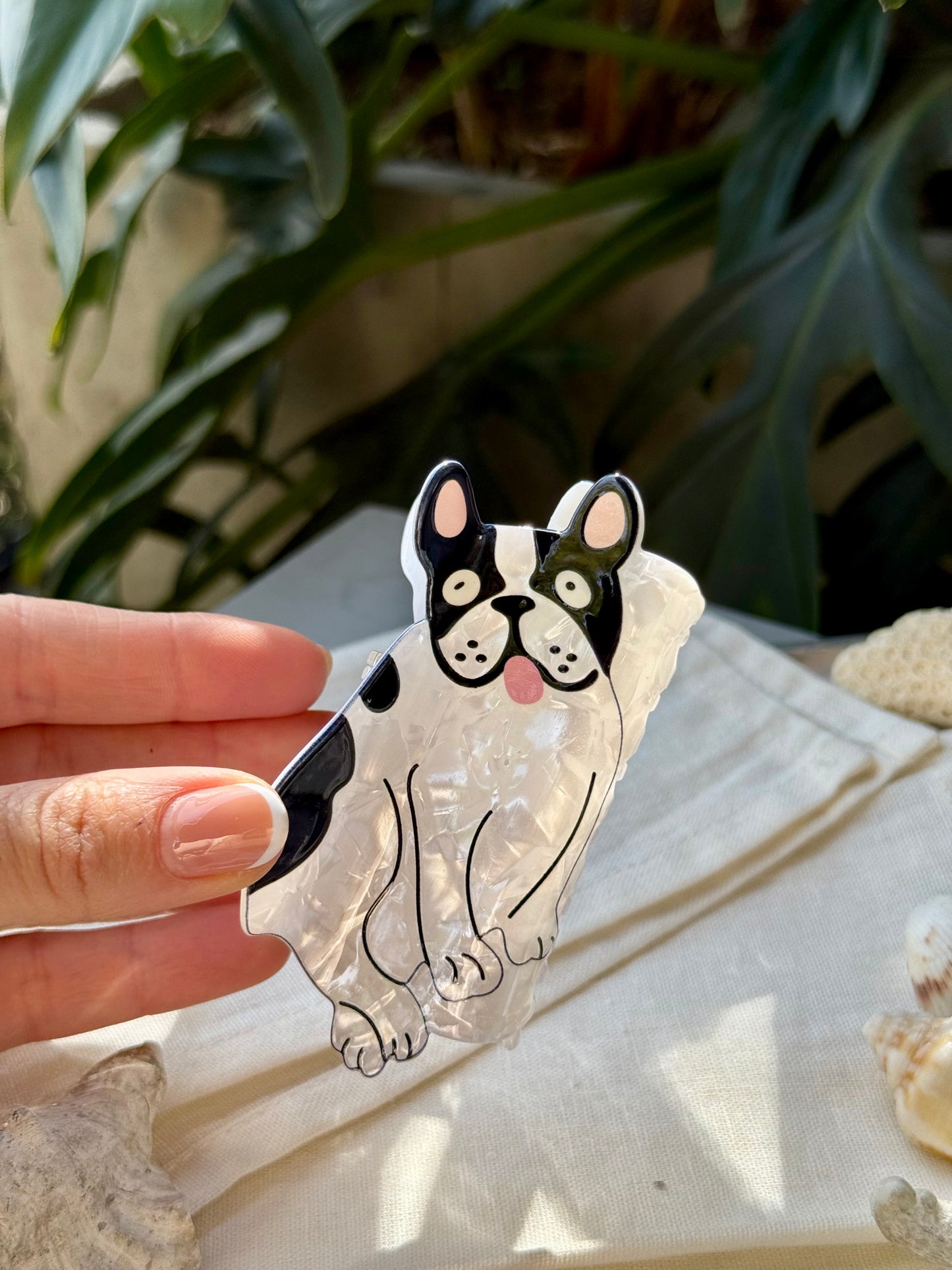 caimán nácar forma de perro pug hairclip