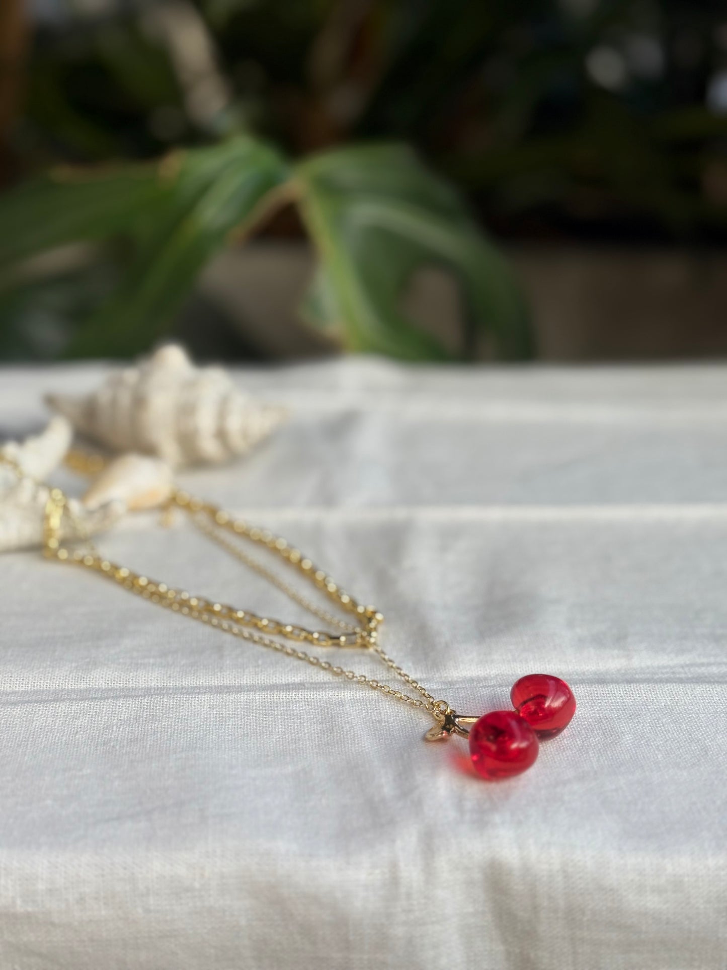 Collar rodinado doble dije cerezas