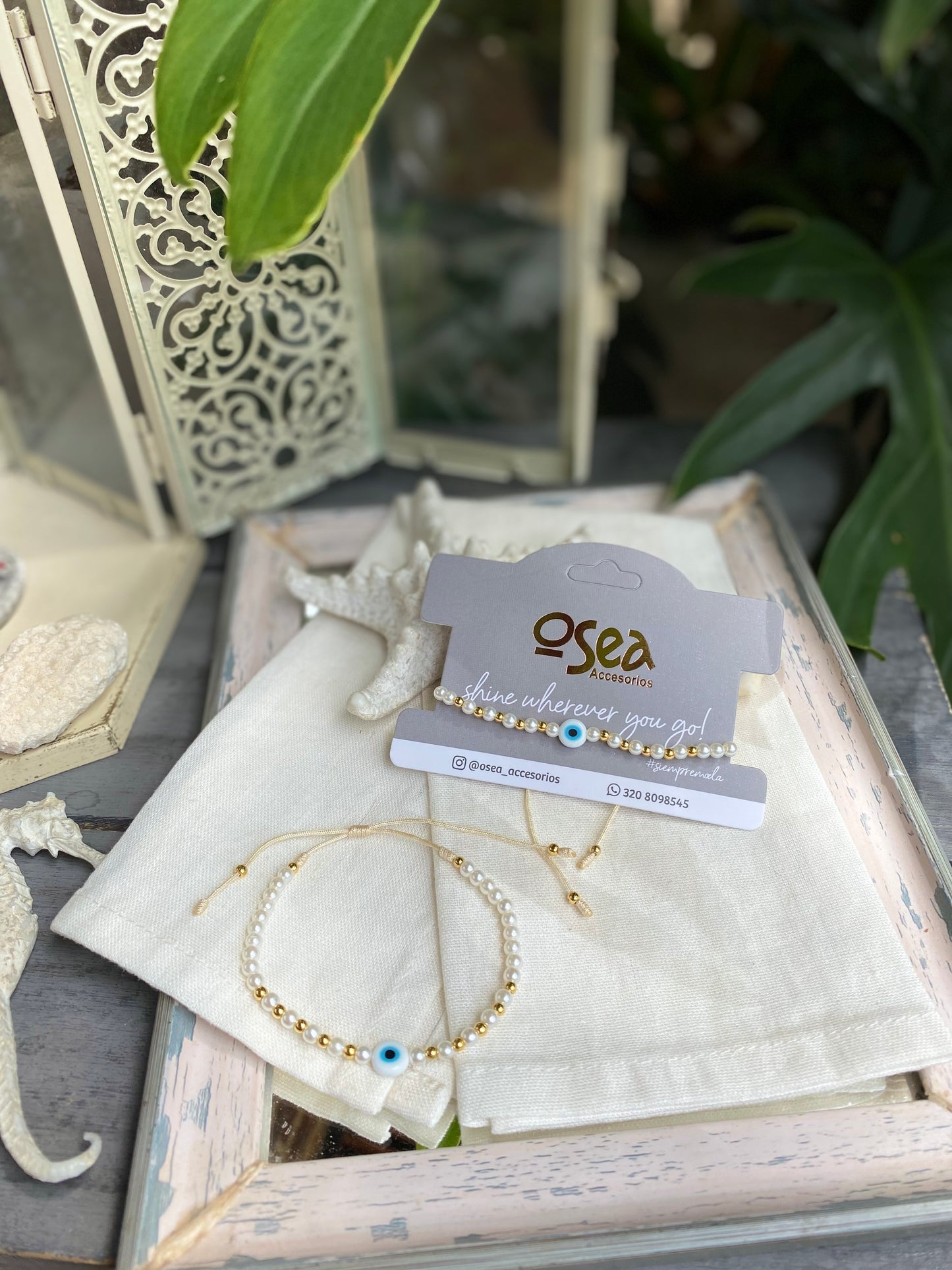 Pulsera hilo en perlas y dije ojo