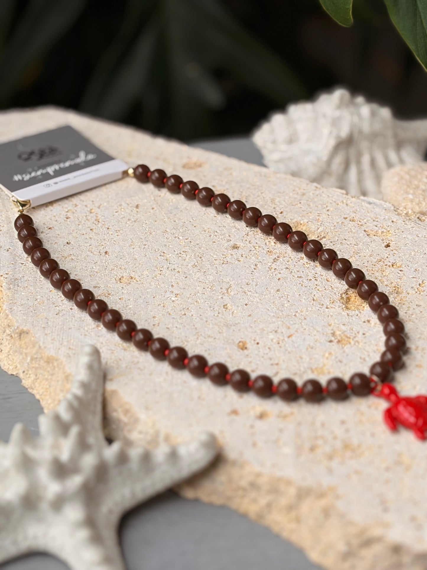 Collar bolas café dije tortuga roja