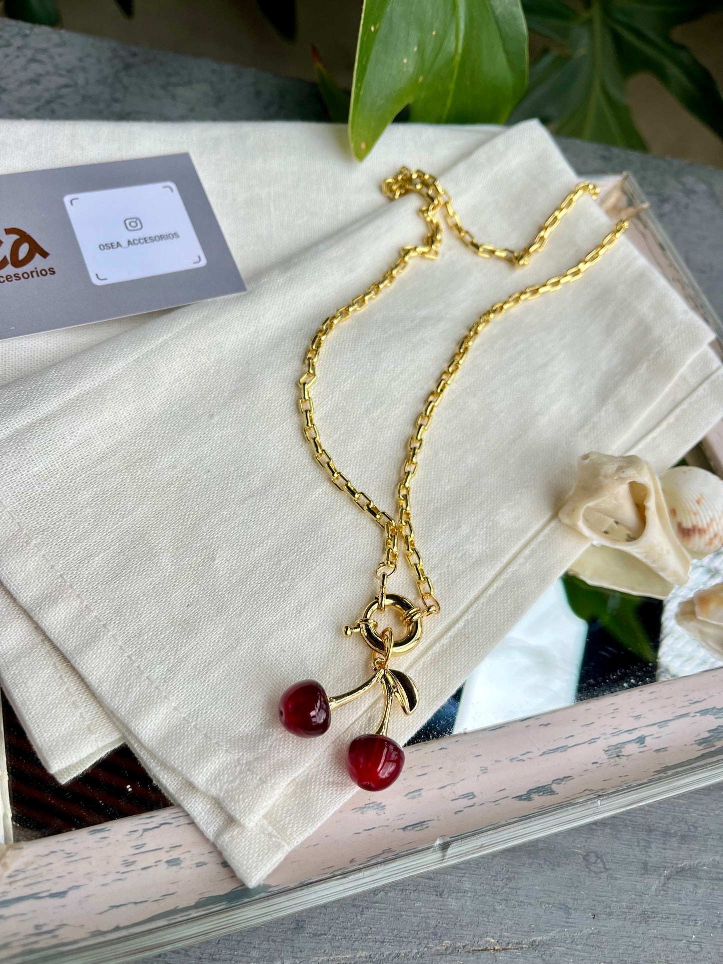 Cadena rodinada con dije de cereza mediano