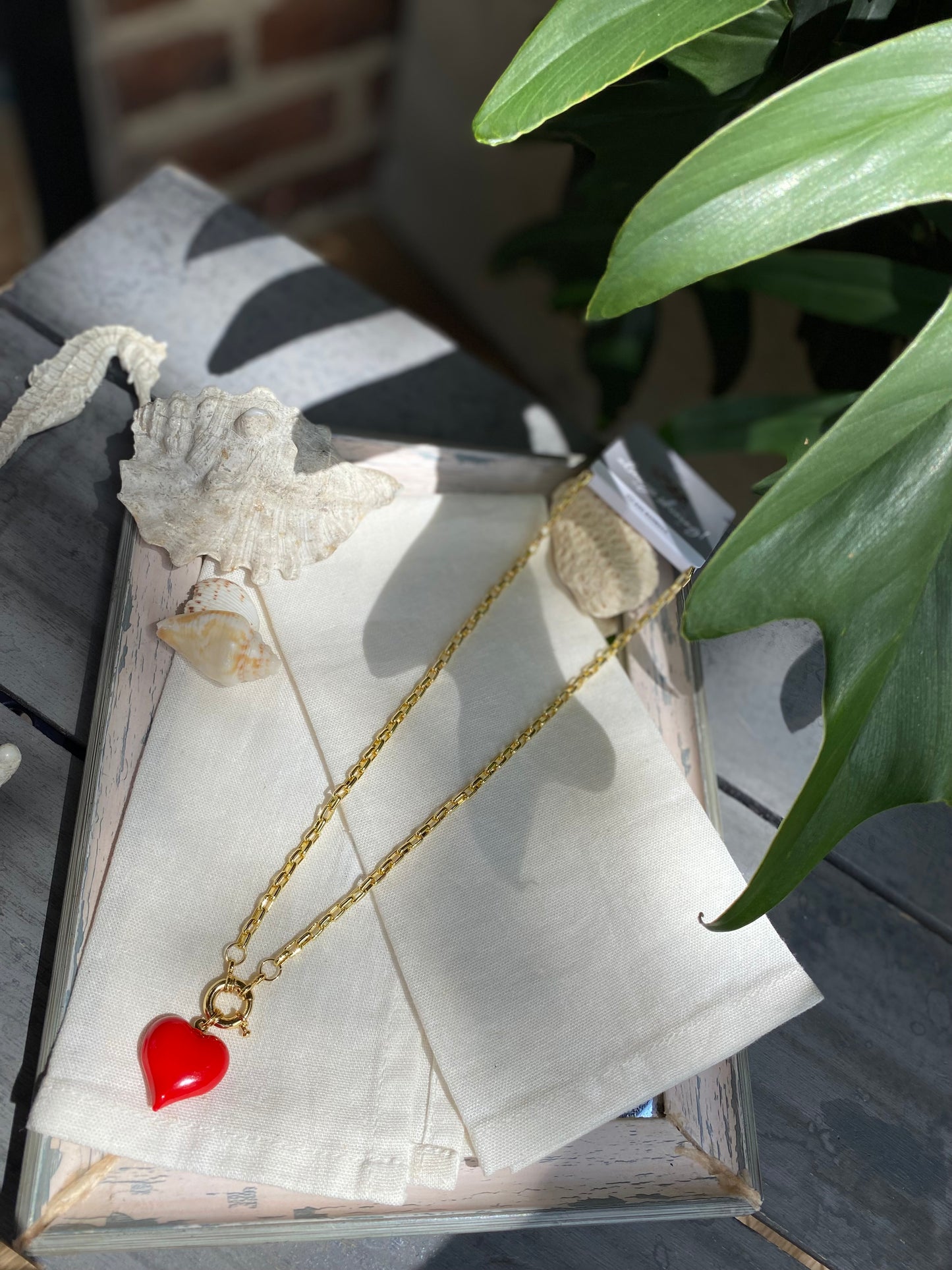 Cadena rodinada con broche náutico y dije de corazón