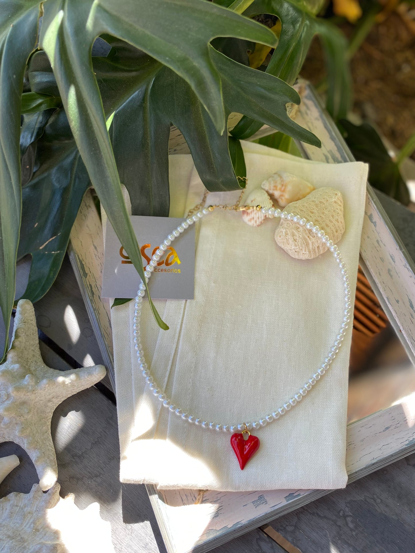 Collar corto de perlas y dije cerezas o corazón