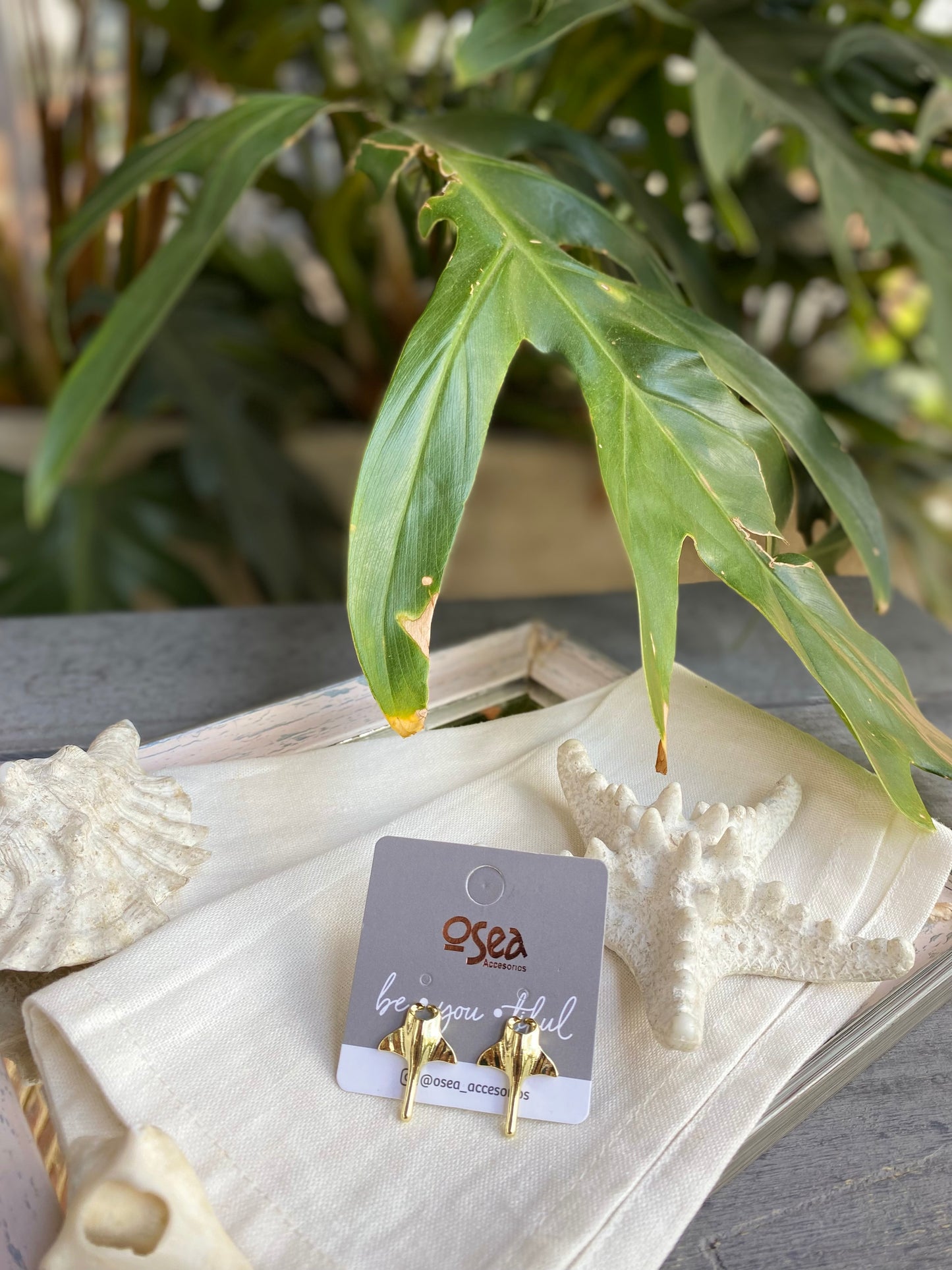 Topos de mantarraya pequeños en oro golfied