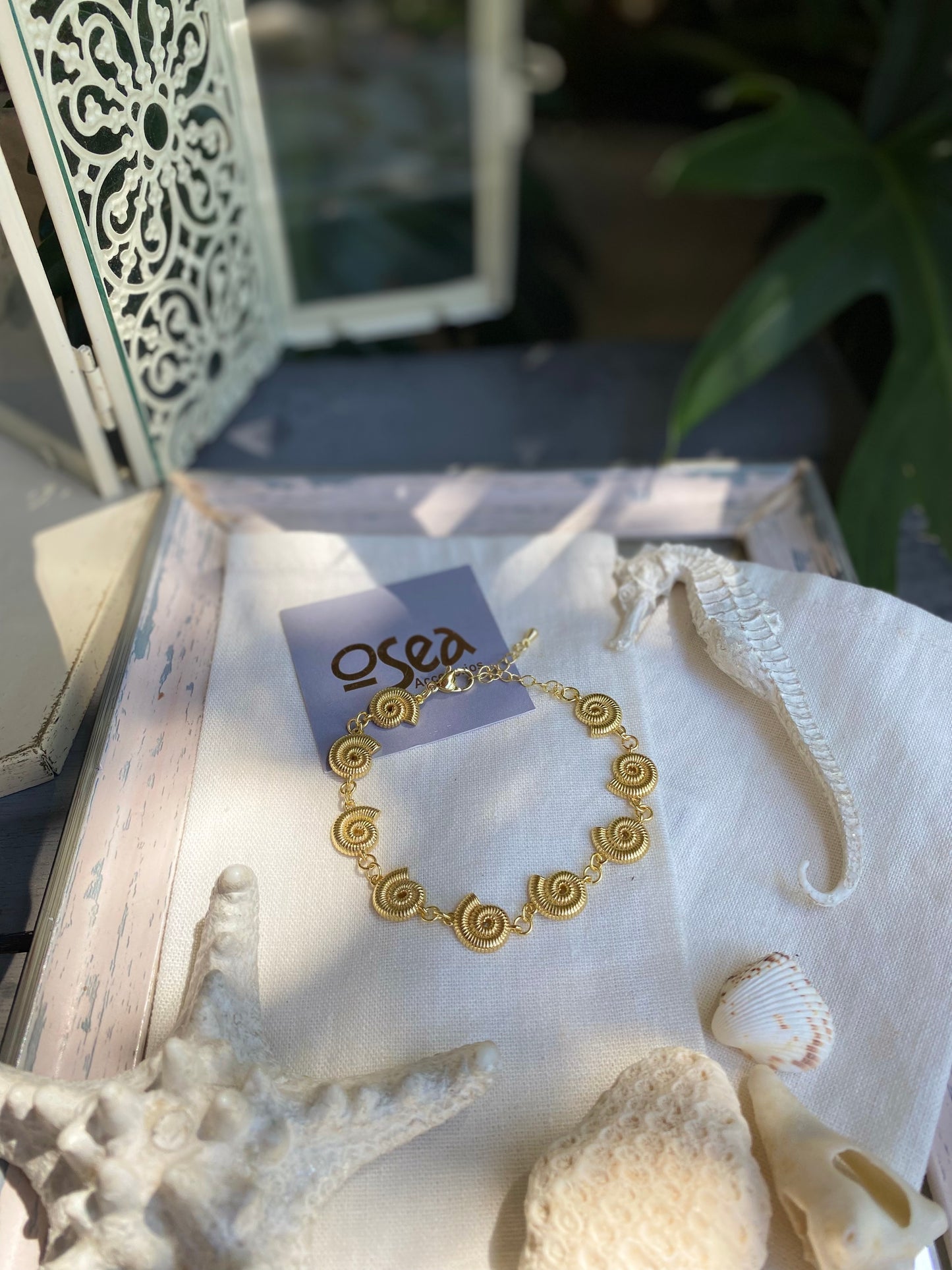 Pulsera rodinada con dijes de mar