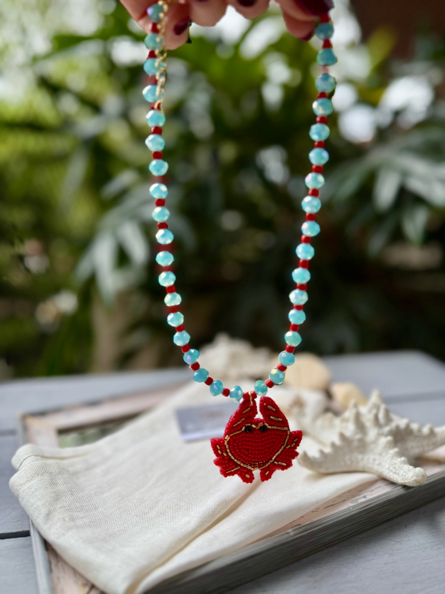 Collar corto en piedras con dije de cangrejo tejido 🦀