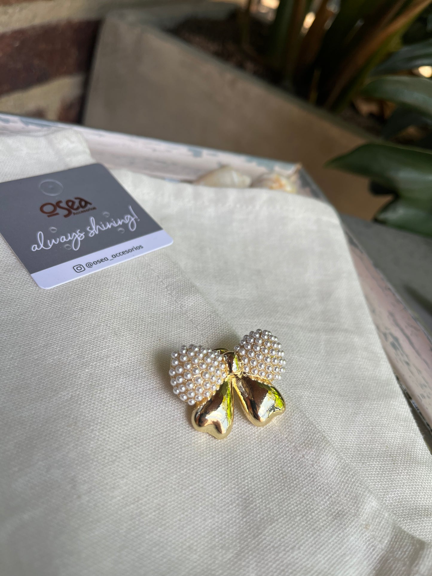 Pin o prendedor con perlas de moño, oso o elefante