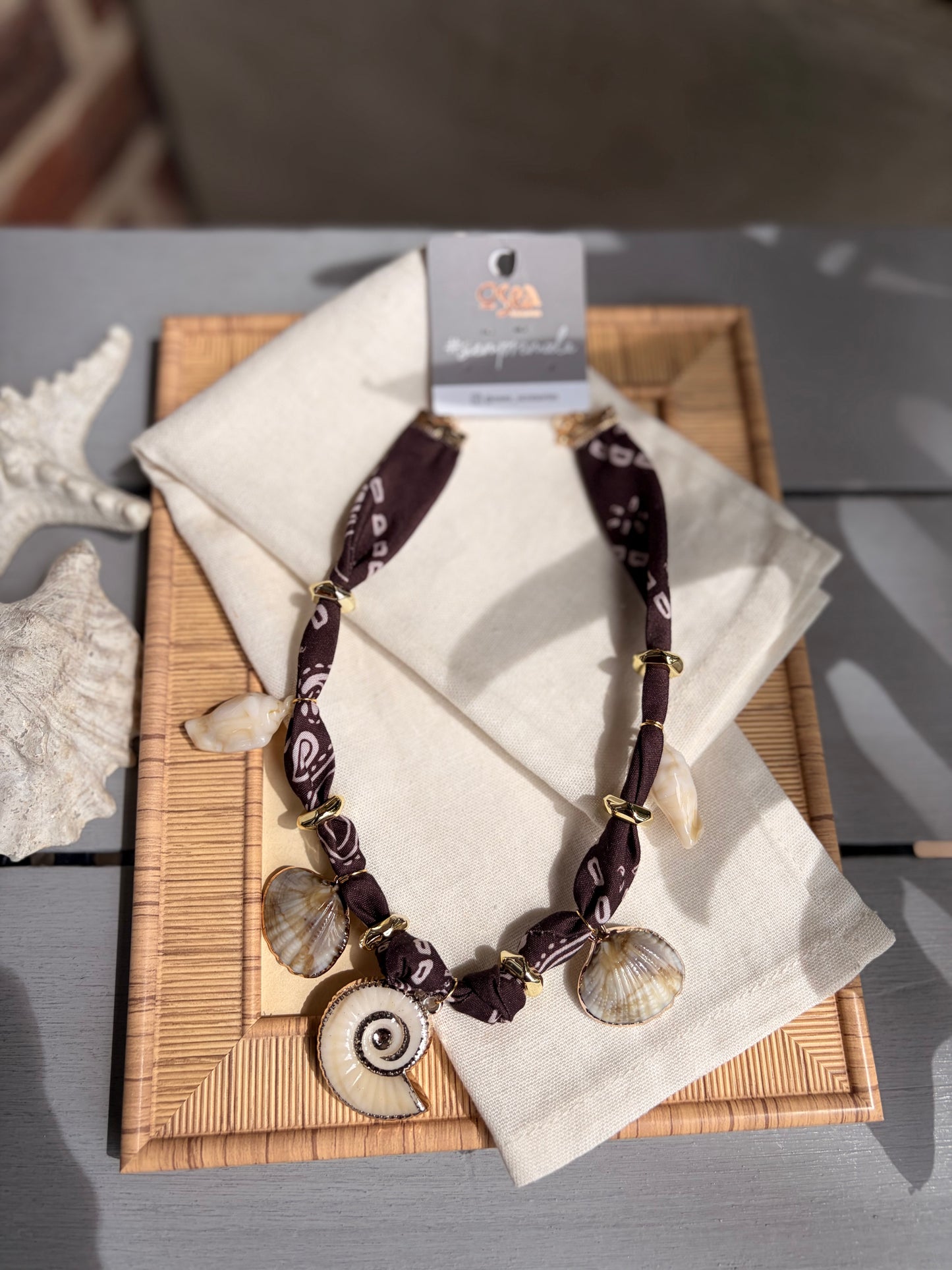 Collar de tela con dijes de playa