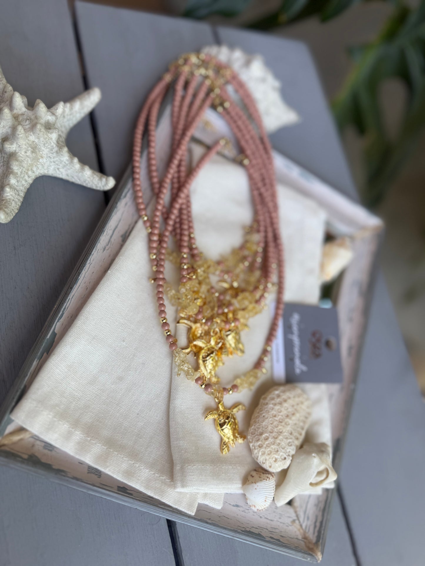 Collar piedras rosa vieja con dije de tortuga de mar