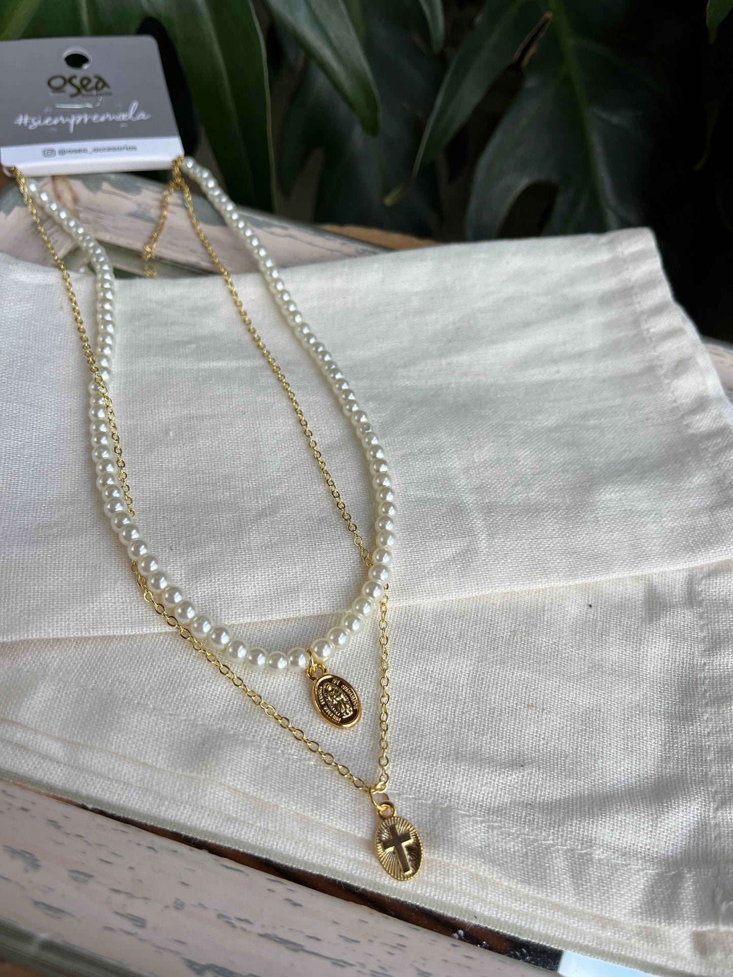 Collar doble en perlas y cadena con dije religioso