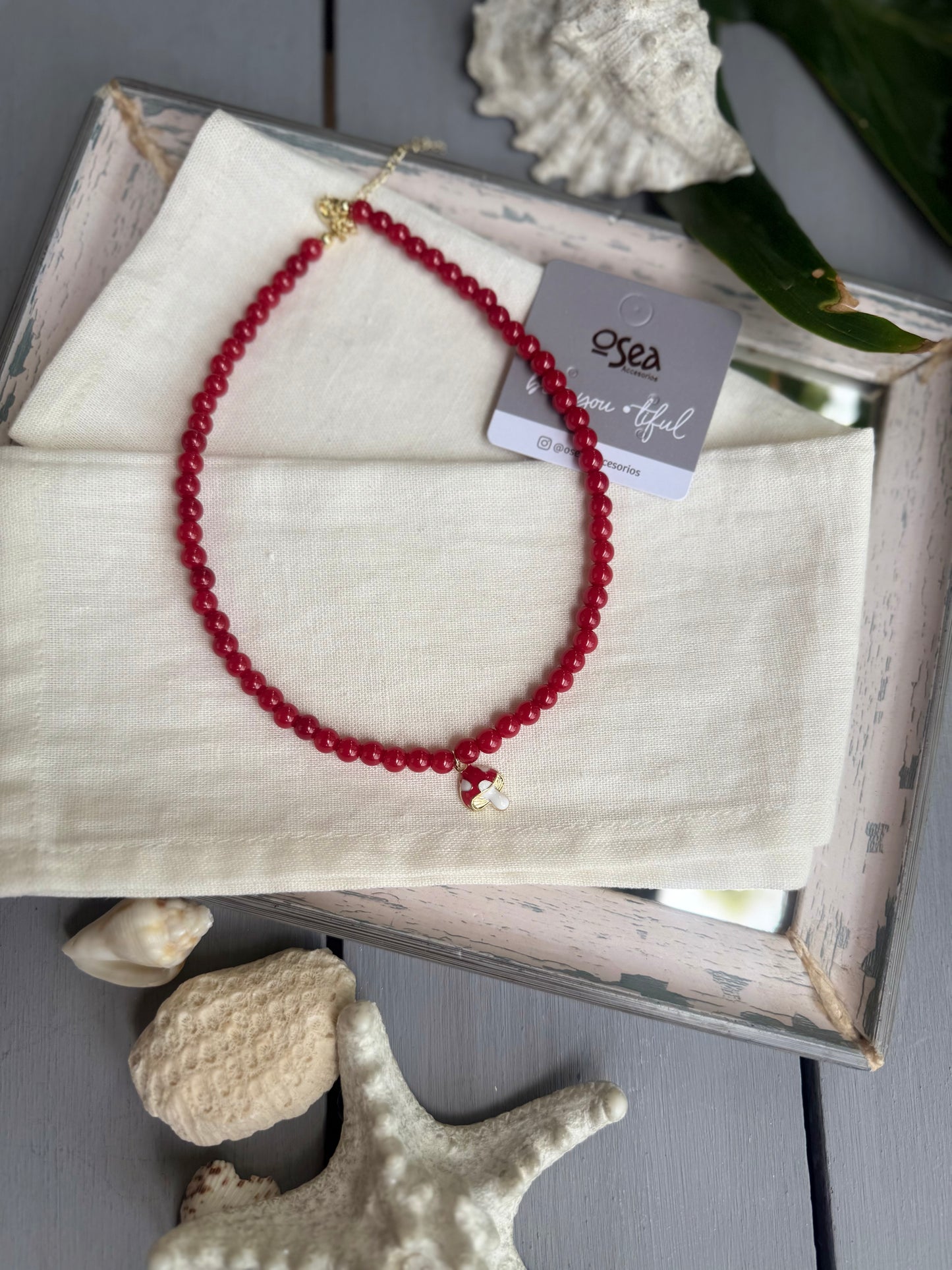 Collar corto perlas rojas dije hongo rodinado