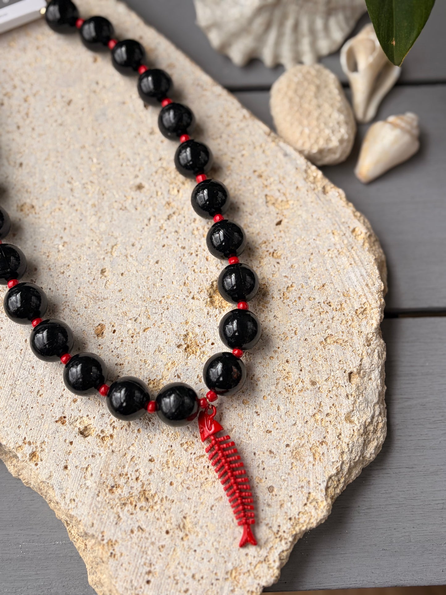 Collar bolas negro dije espina pez rojo